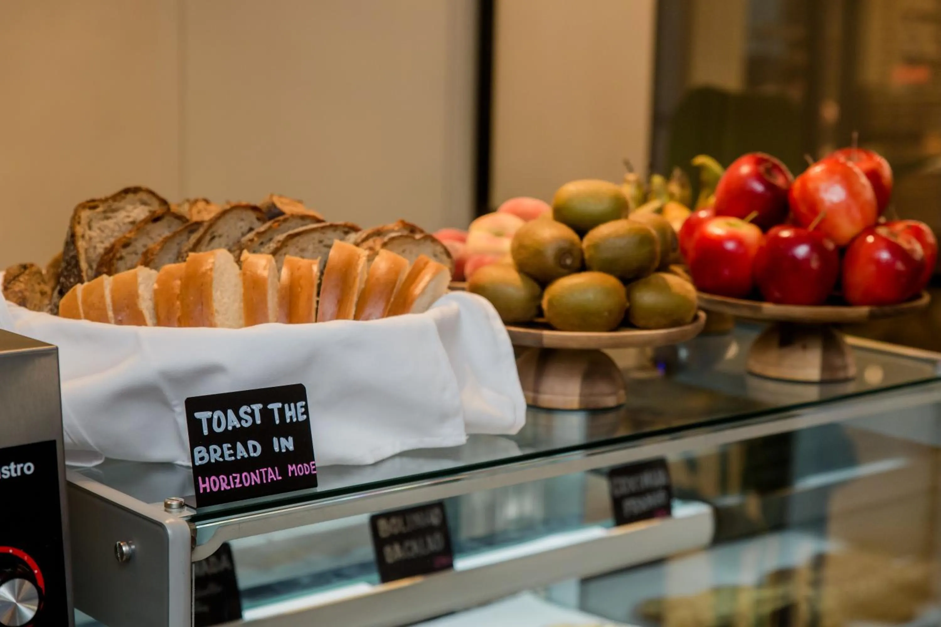 Restaurant/places to eat in LATROUPE Prado Hostel