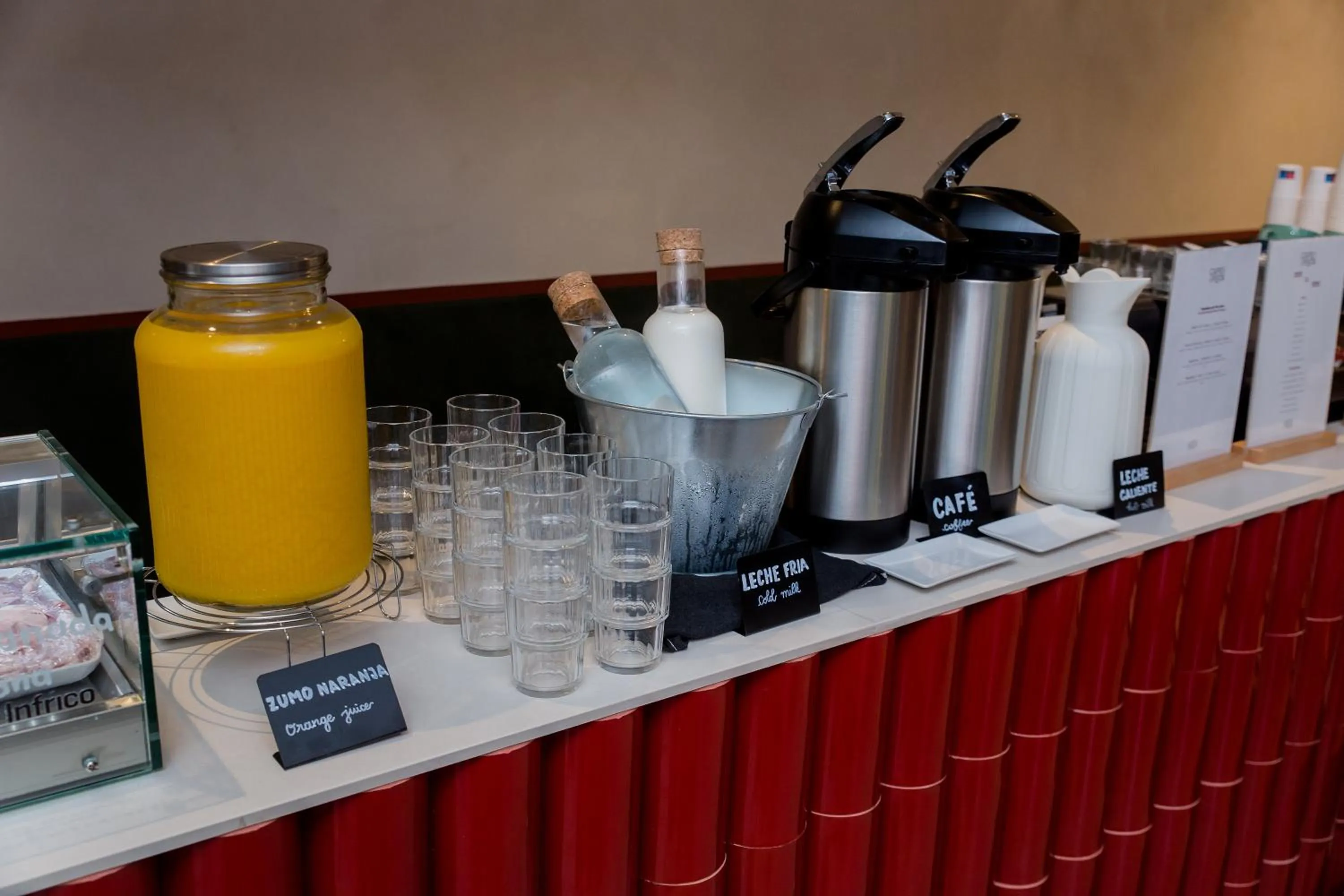 Restaurant/places to eat in LATROUPE Prado Hostel