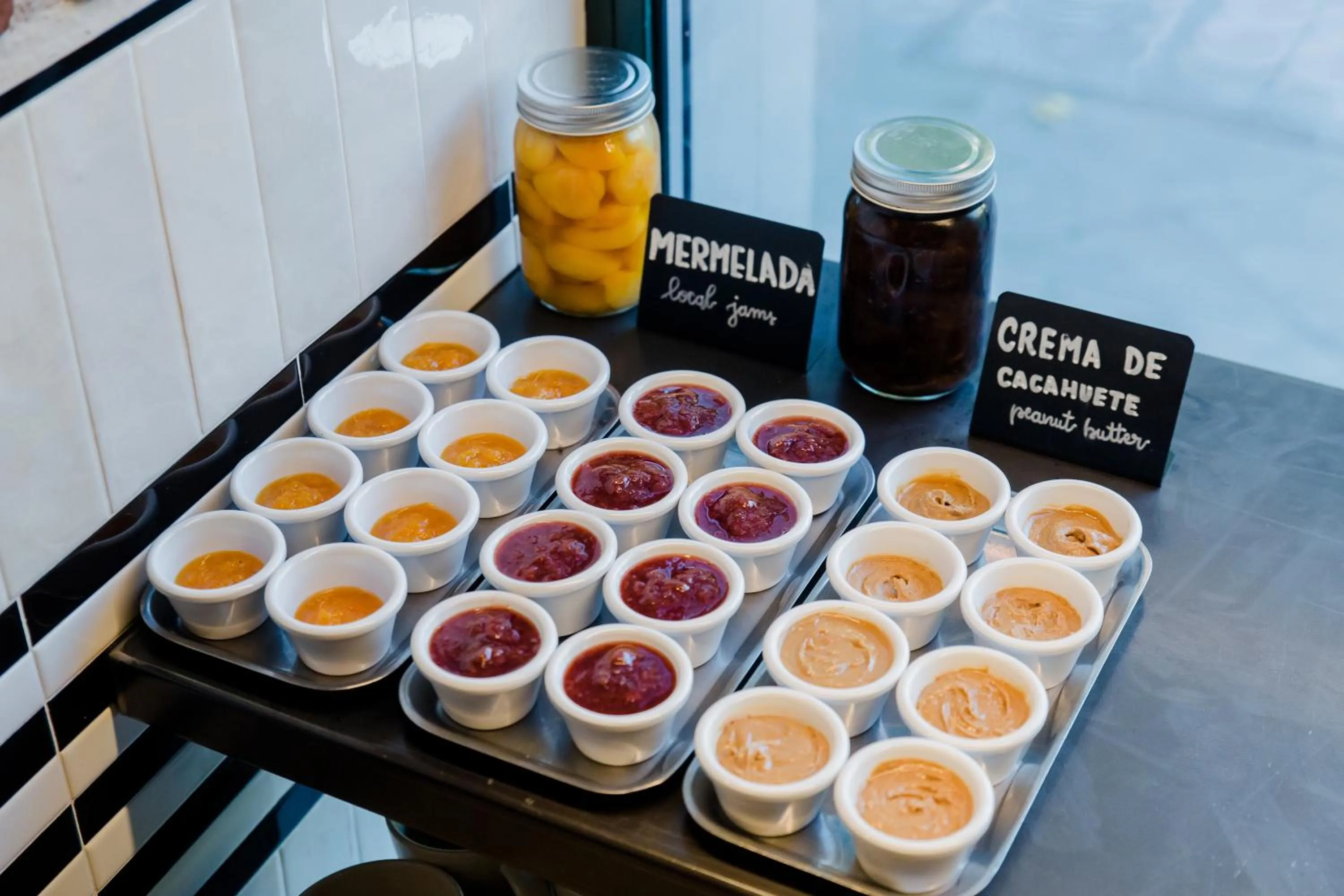 Restaurant/places to eat in LATROUPE Prado Hostel