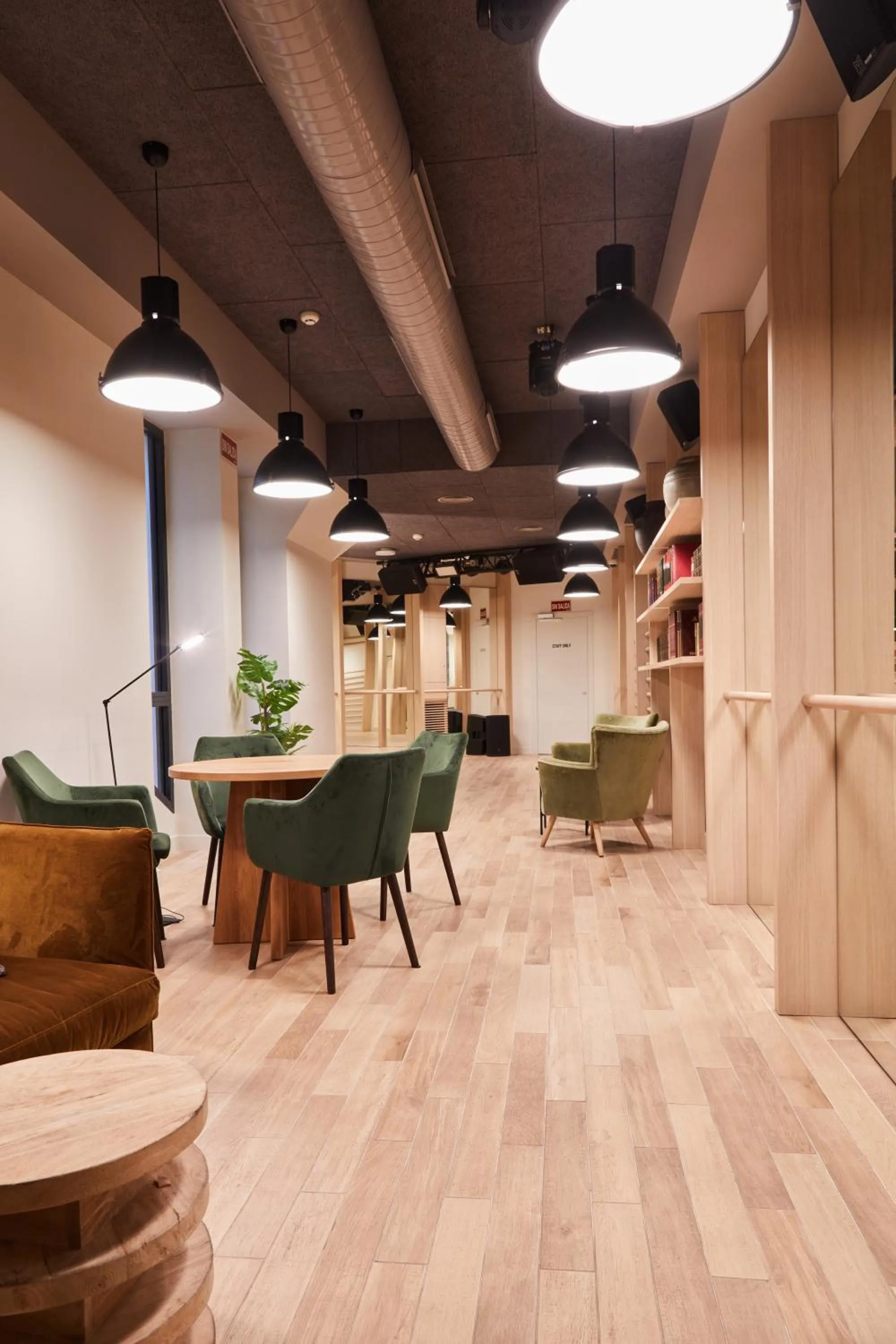 Nightclub / DJ in LATROUPE Prado Hostel