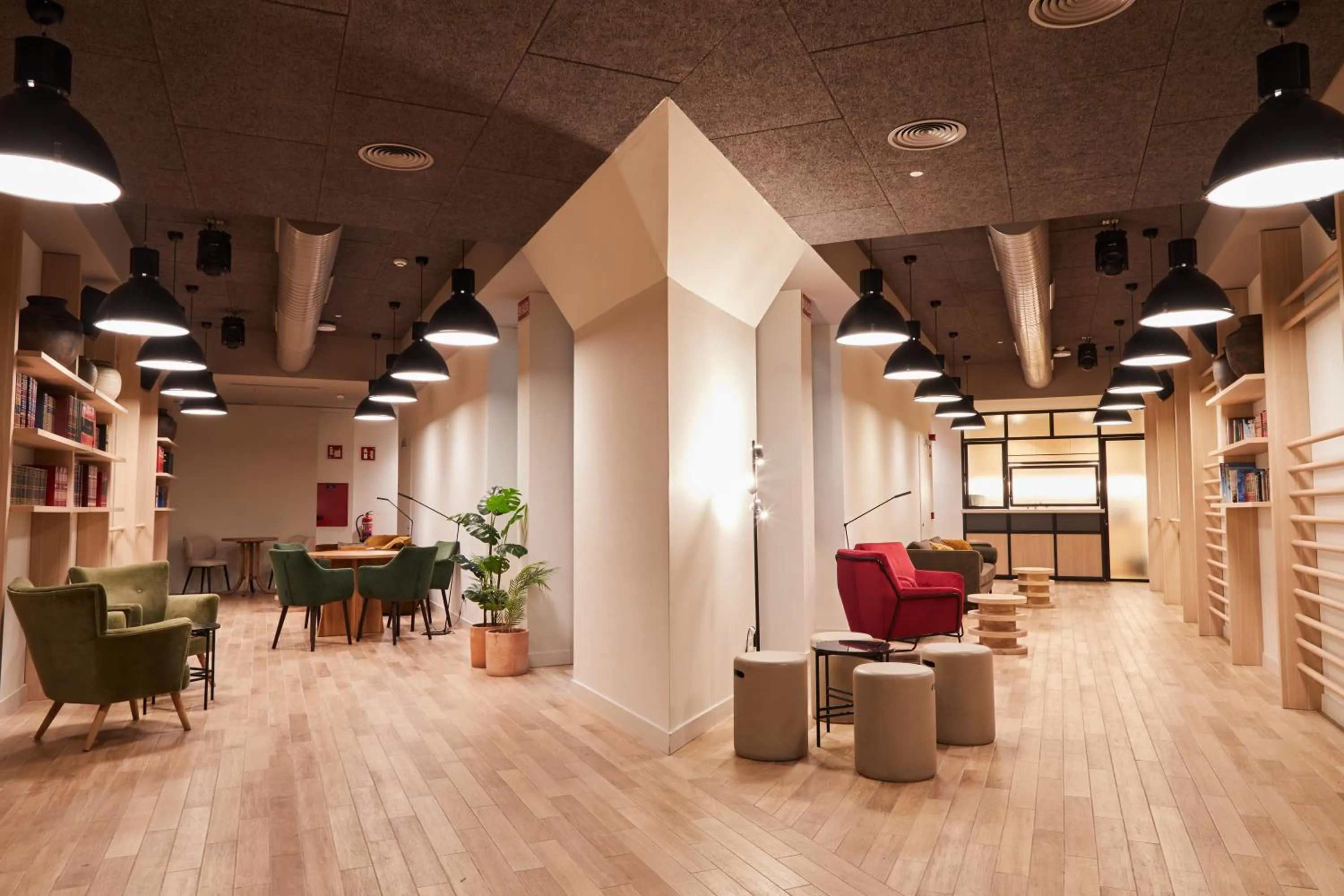 Nightclub / DJ in LATROUPE Prado Hostel