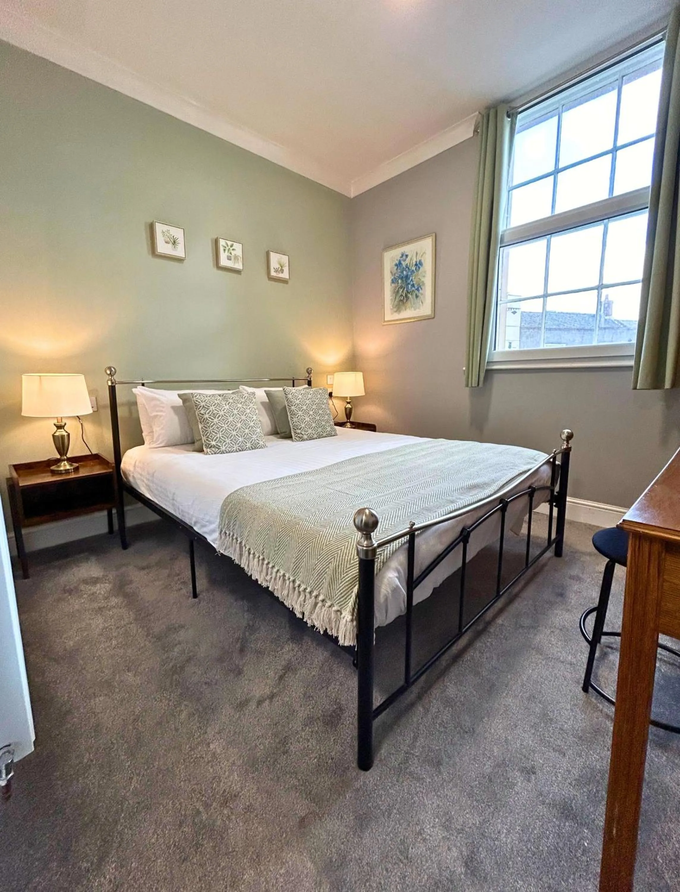 Photo of the whole room, Bed in The Windmill Hotel