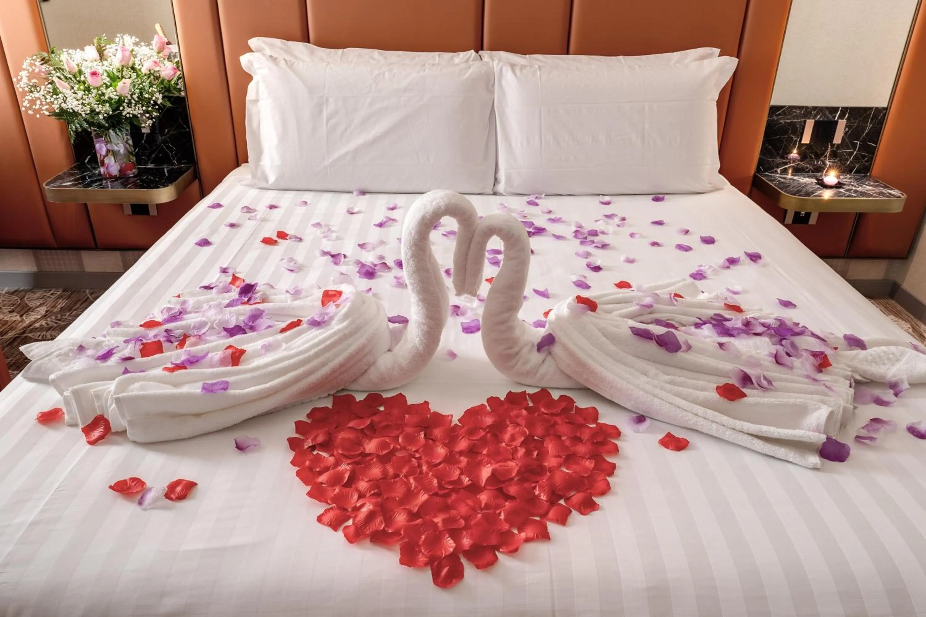 Bedroom, Bed in CC Palace Hotel