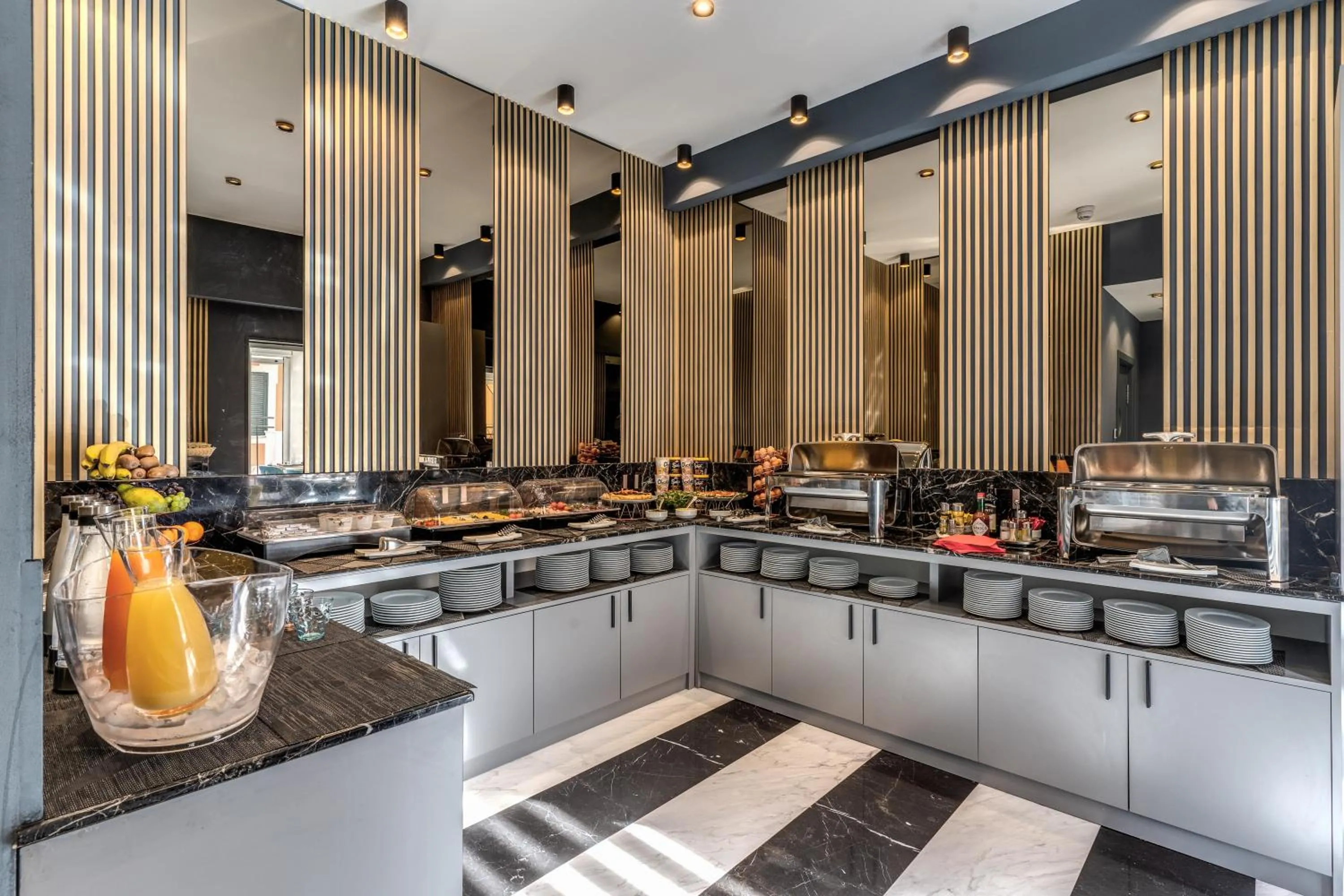 Restaurant/places to eat in CC Palace Hotel