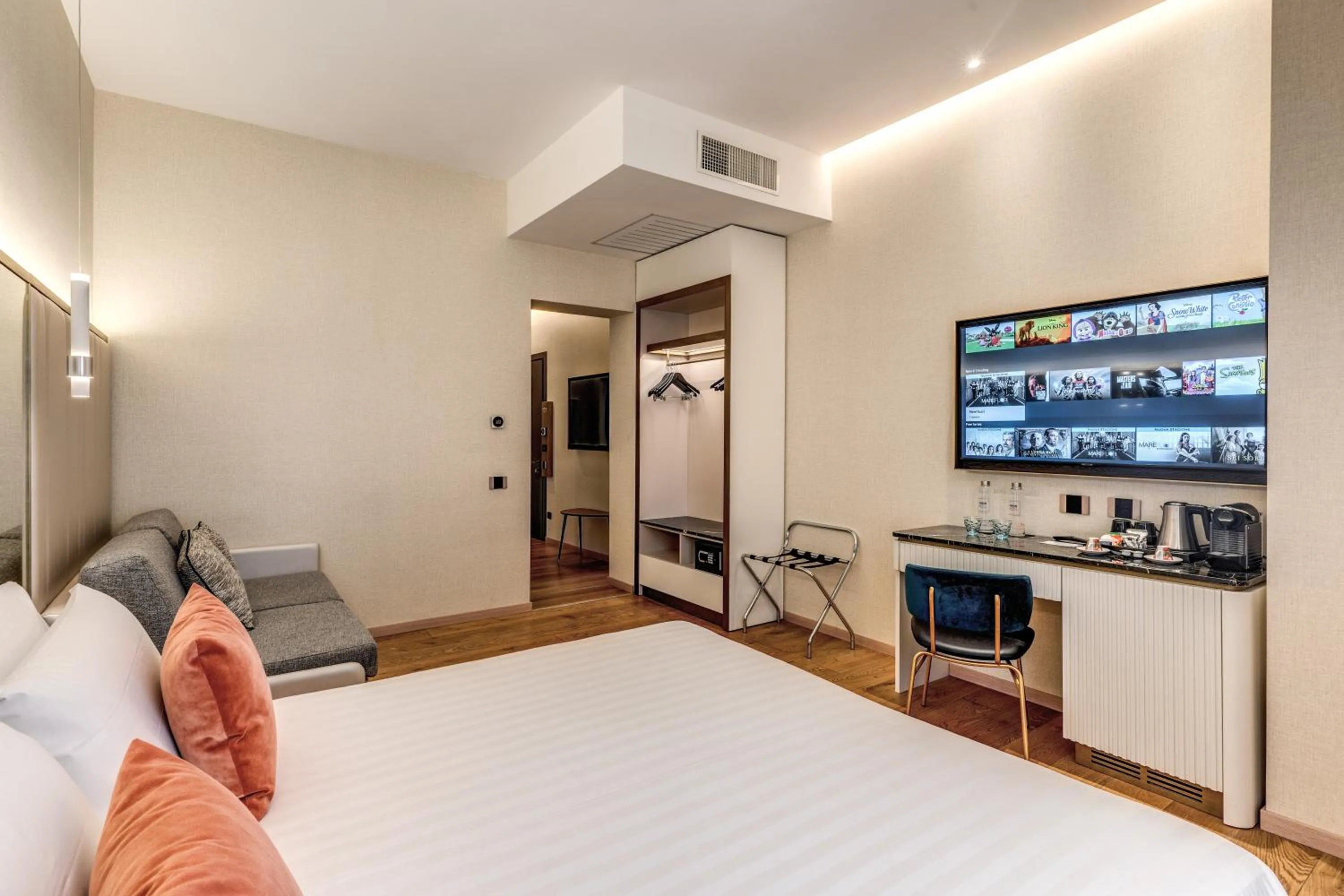 TV and multimedia, Bed in CC Palace Hotel