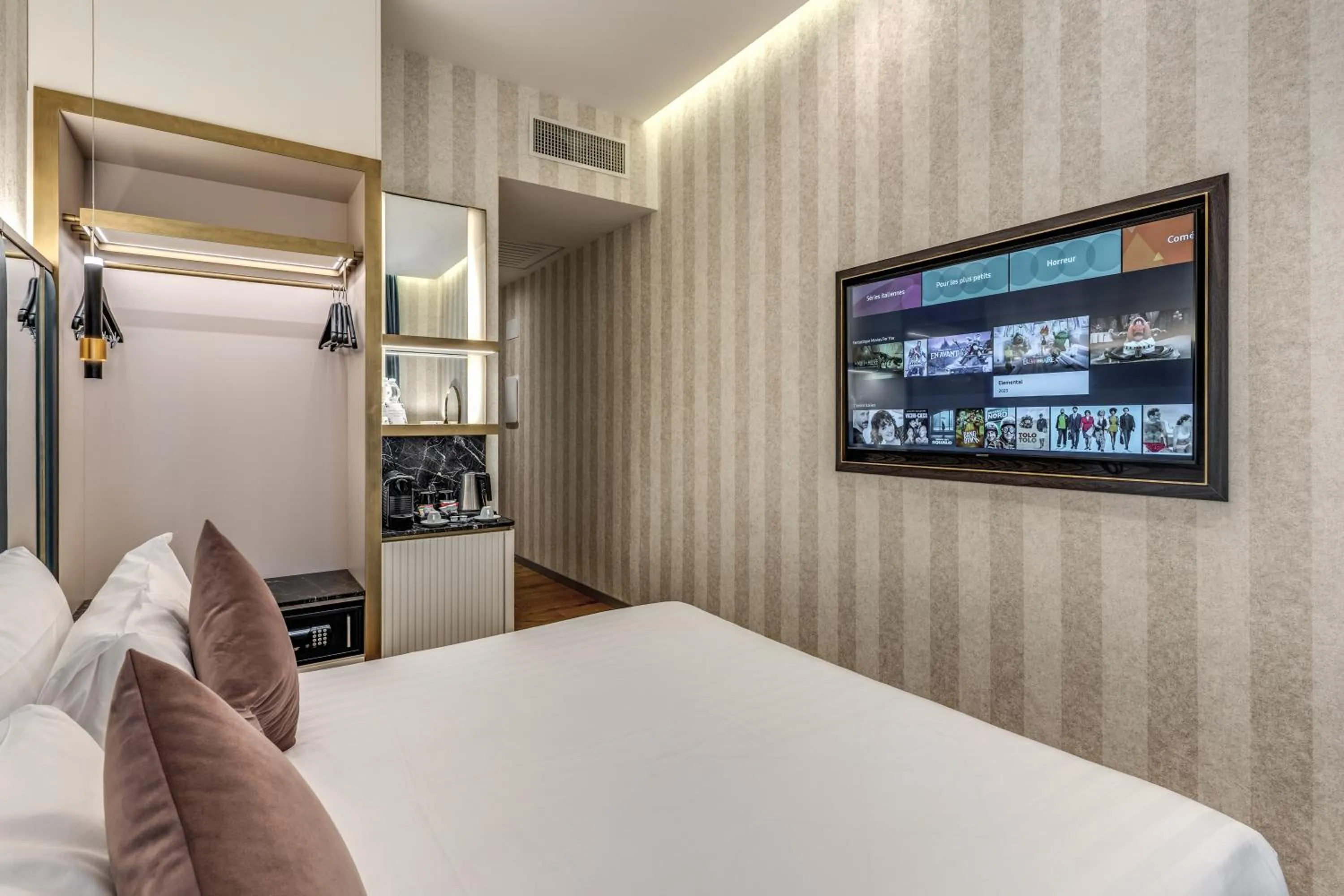 TV and multimedia, Bed in CC Palace Hotel