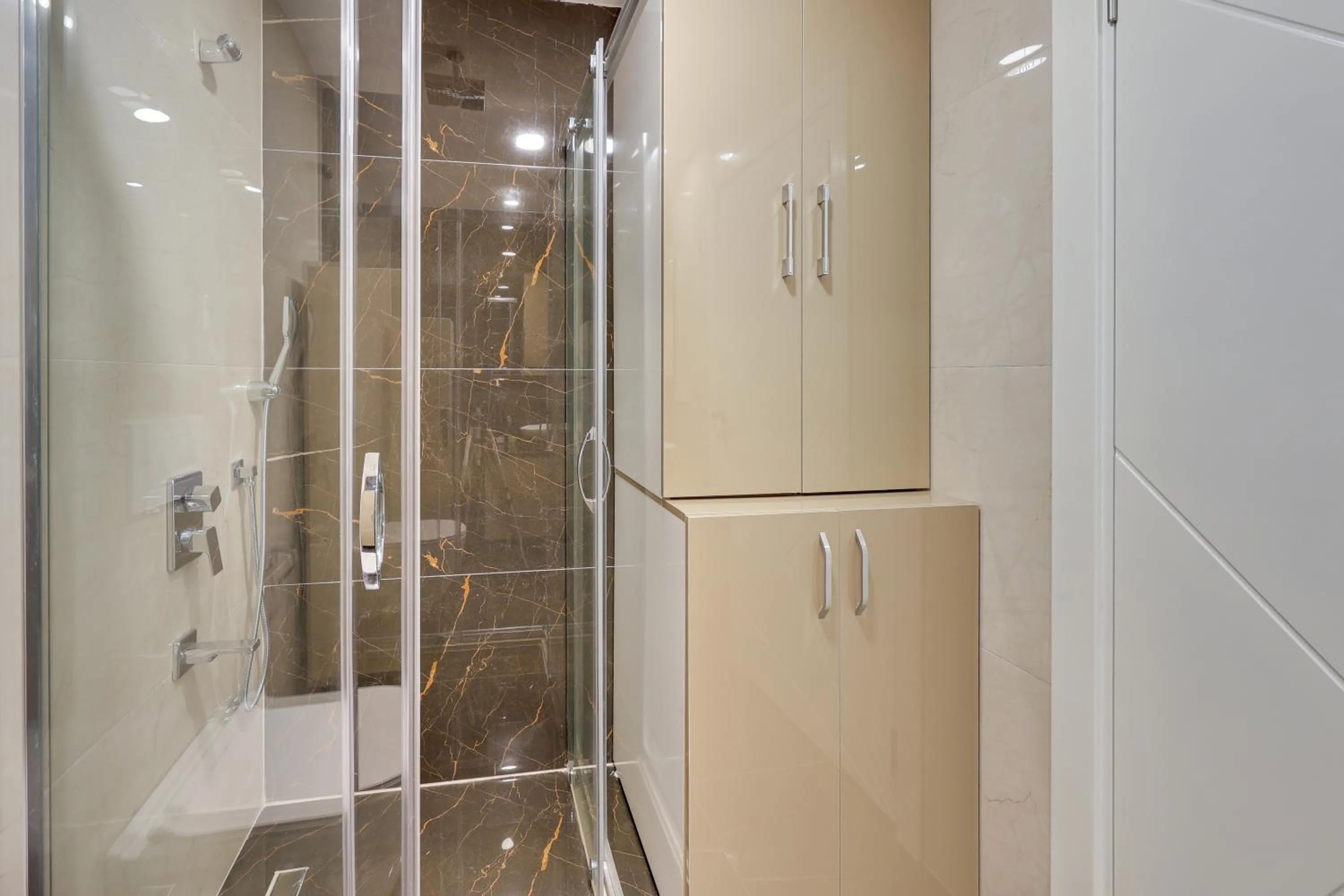 Shower in Ege Birlik Seasight Suites