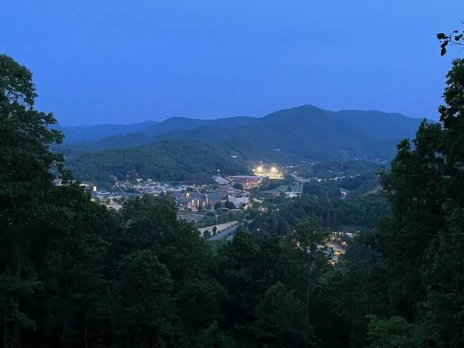 2 Bedroom Apartment overlooks WCU and Cullowhee NC - Smoke and Pet free