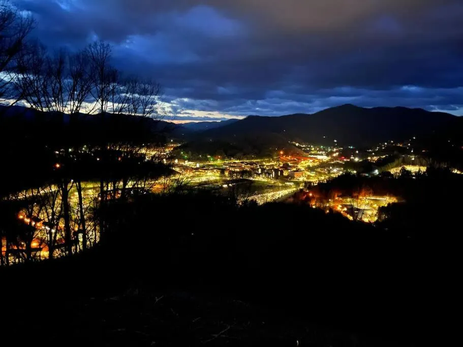 2 Bedroom Apartment overlooks WCU and Cullowhee NC - Smoke and Pet free