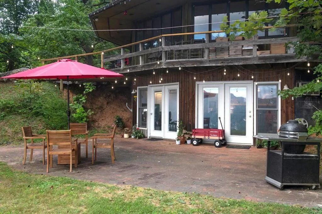 Property building in 2 Bedroom Apartment overlooks WCU and Cullowhee NC - Smoke and Pet free