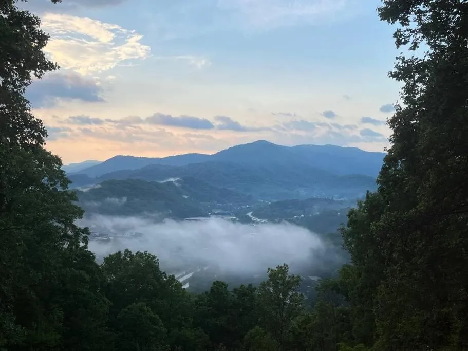 2 Bedroom Apartment overlooks WCU and Cullowhee NC - Smoke and Pet free