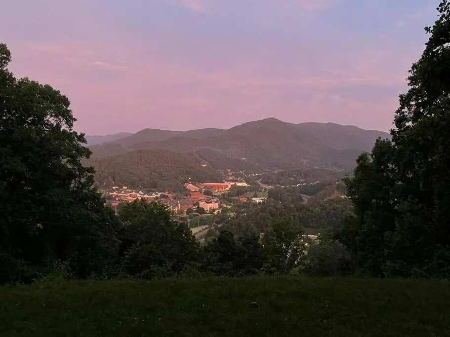 2 Bedroom Apartment overlooks WCU and Cullowhee NC - Smoke and Pet free