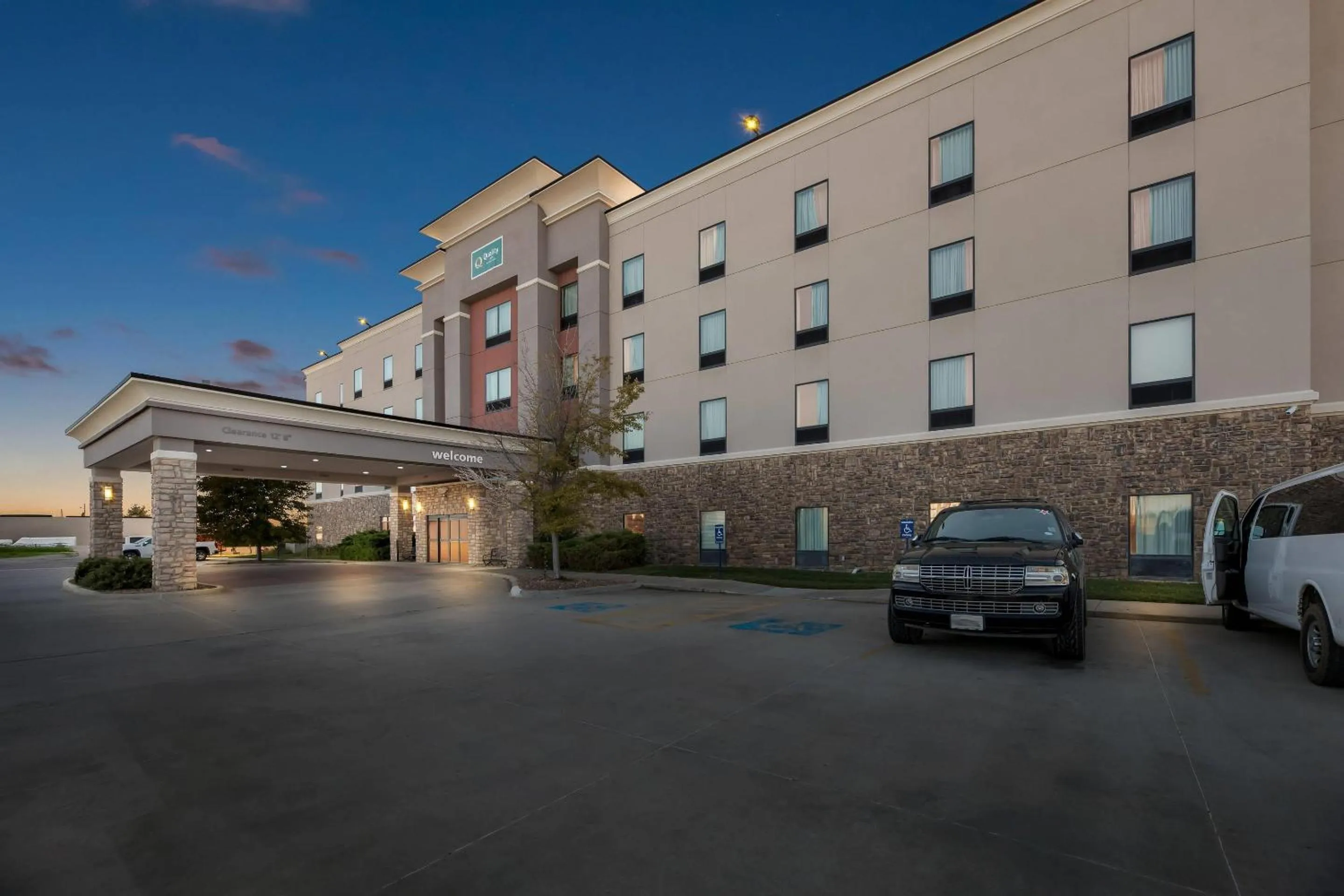 Property building in Quality Inn - Pratt