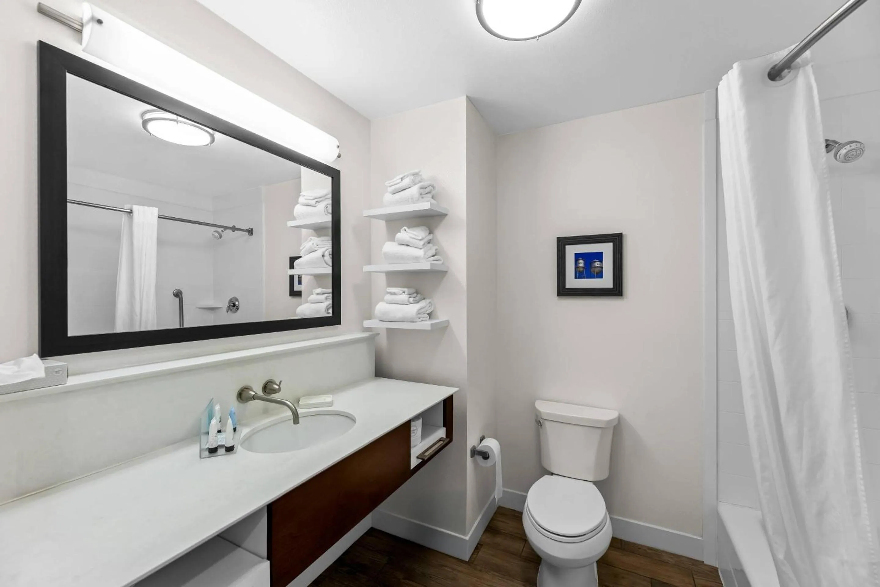 Bedroom in Quality Inn - Pratt