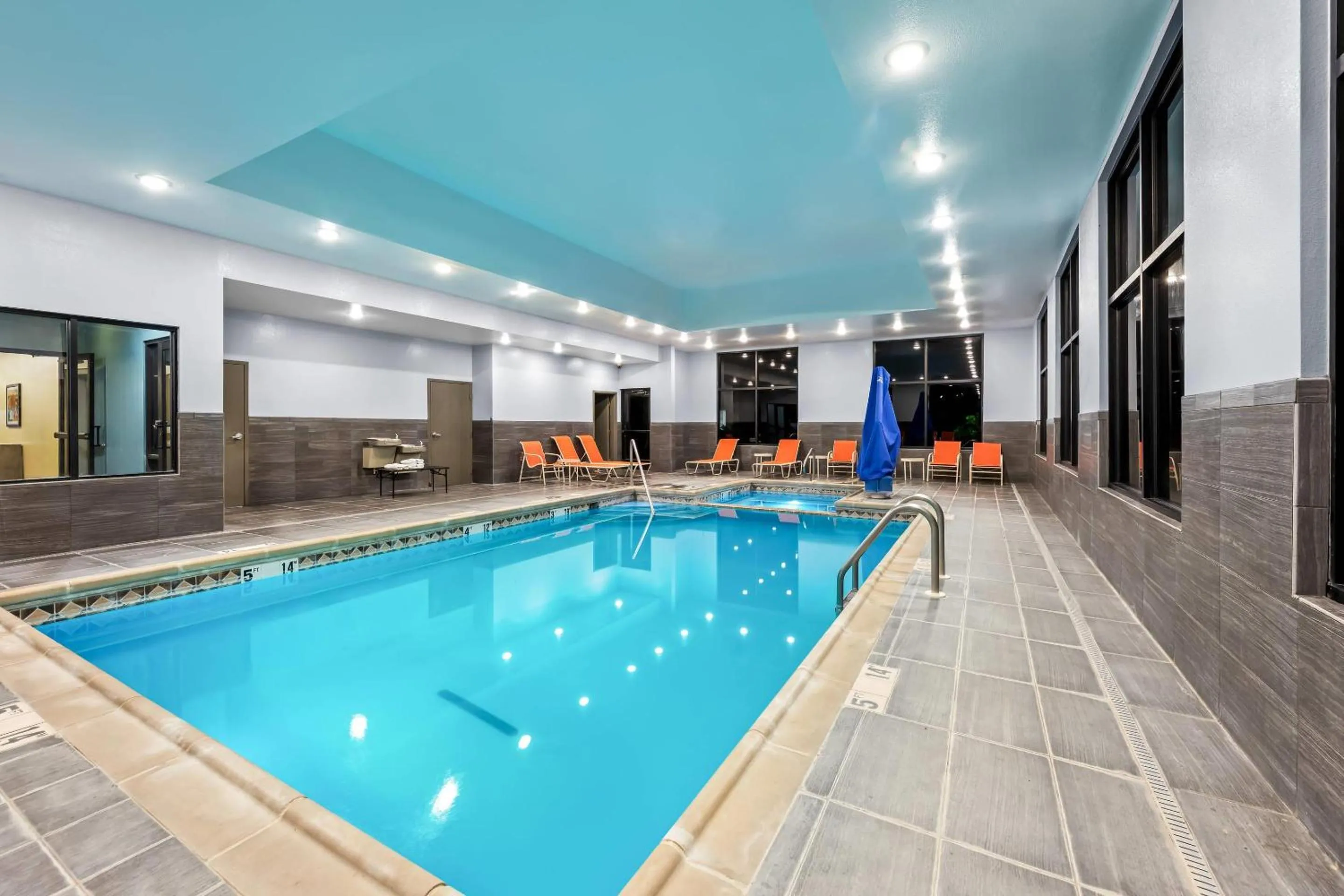 Swimming pool in Quality Inn - Pratt