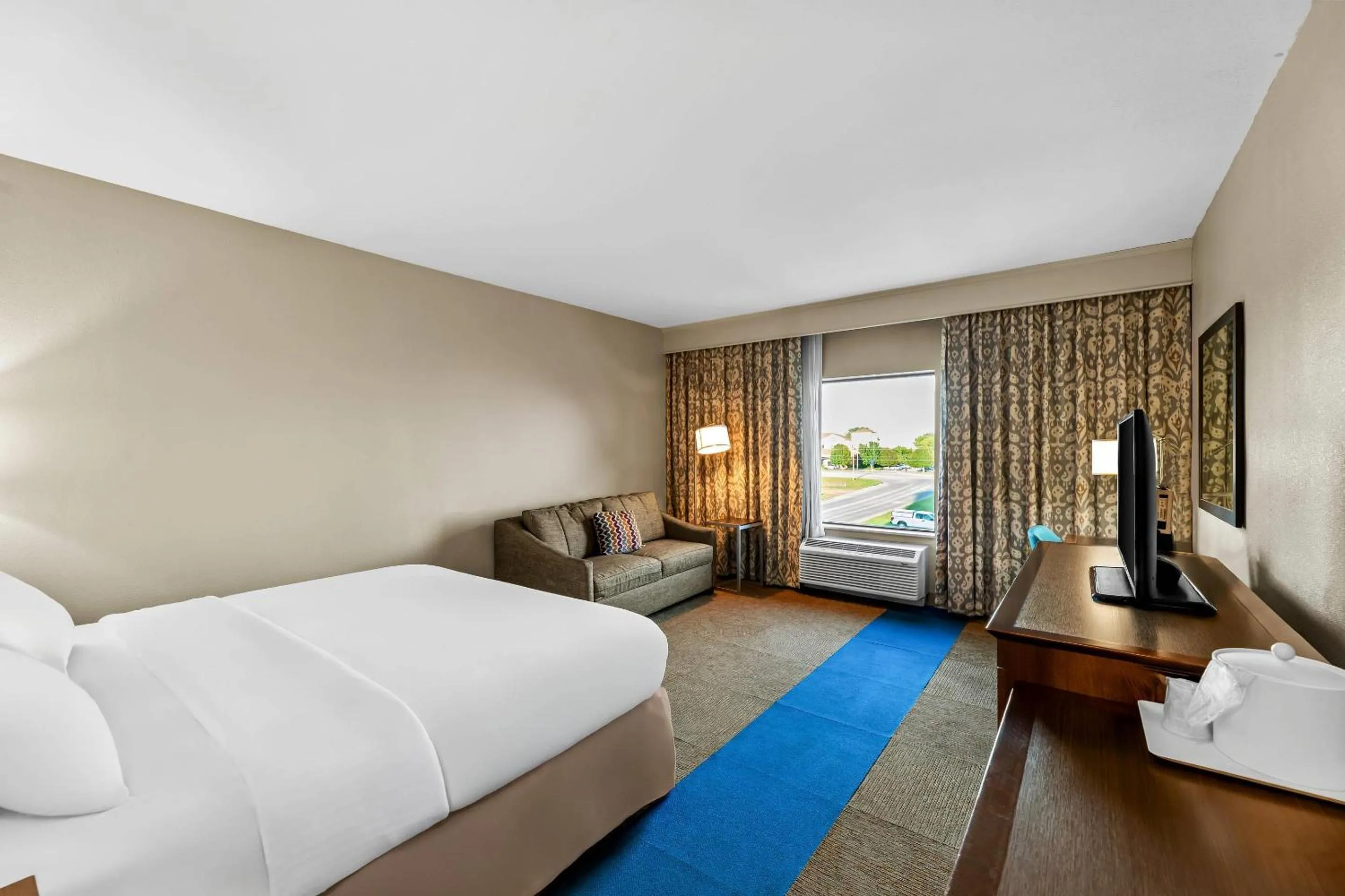 Bedroom, Bed in Quality Inn - Pratt