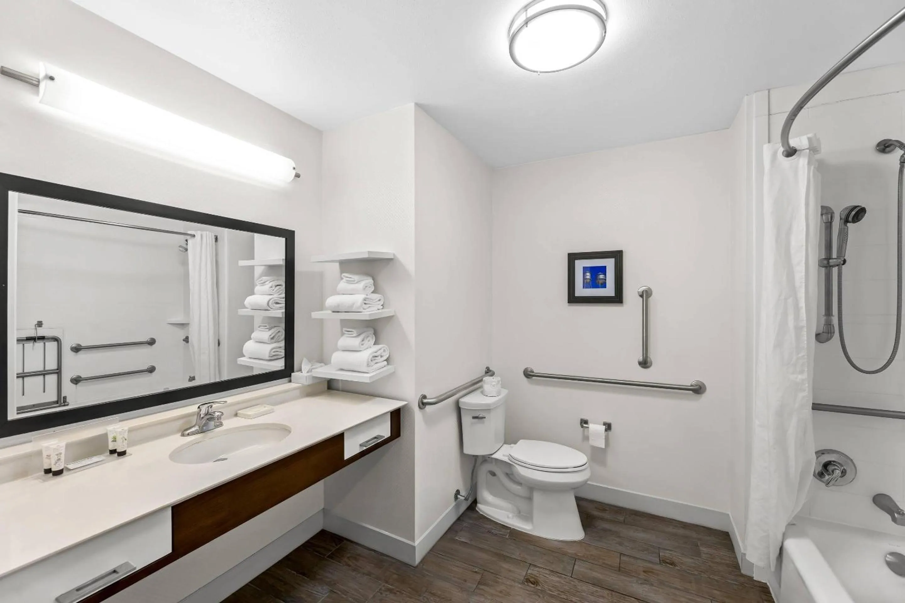 Bedroom in Quality Inn - Pratt