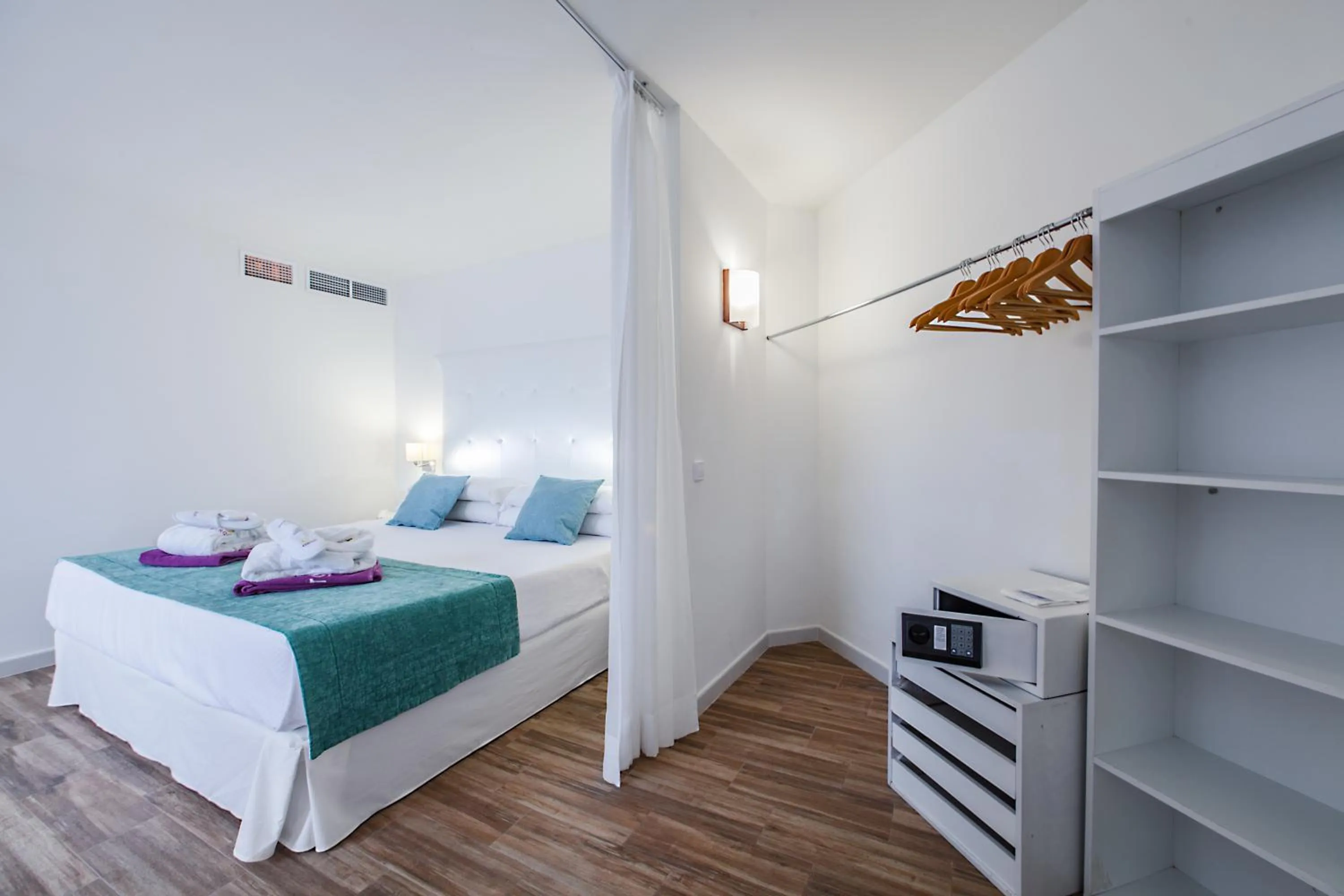 Decorative detail, Bed in FERGUS Style Cala Blanca Suites