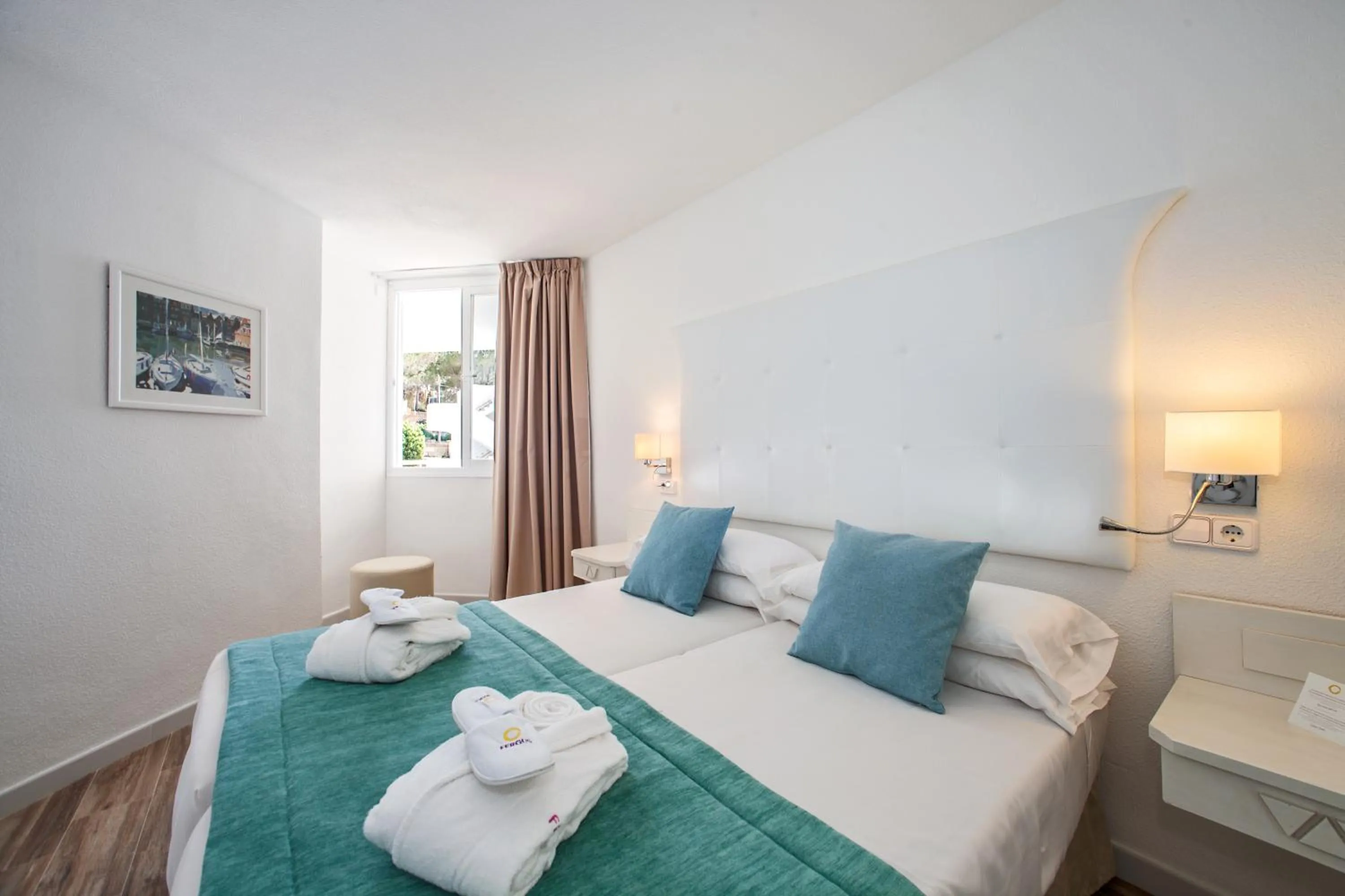 Photo of the whole room, Bed in FERGUS Style Cala Blanca Suites