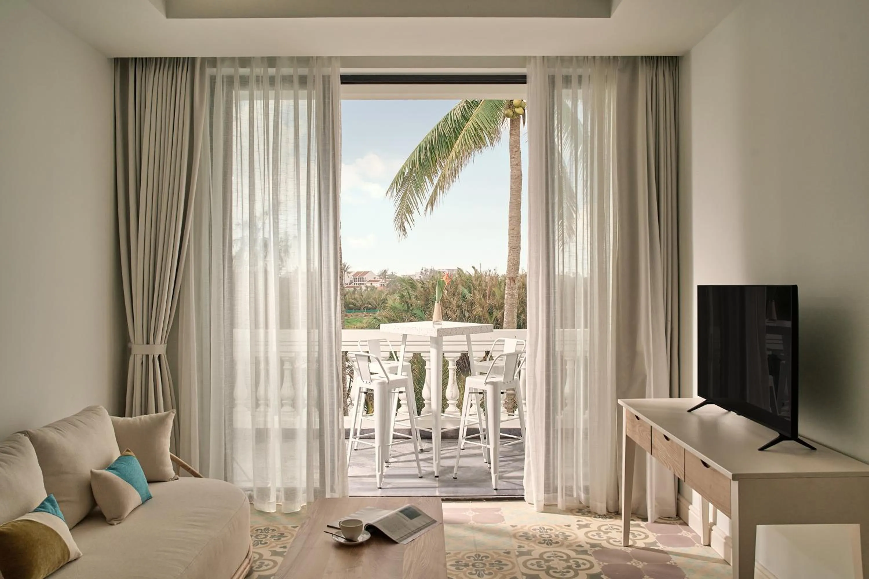 Communal lounge/ TV room in Moodhoian Riverside Resort & Spa