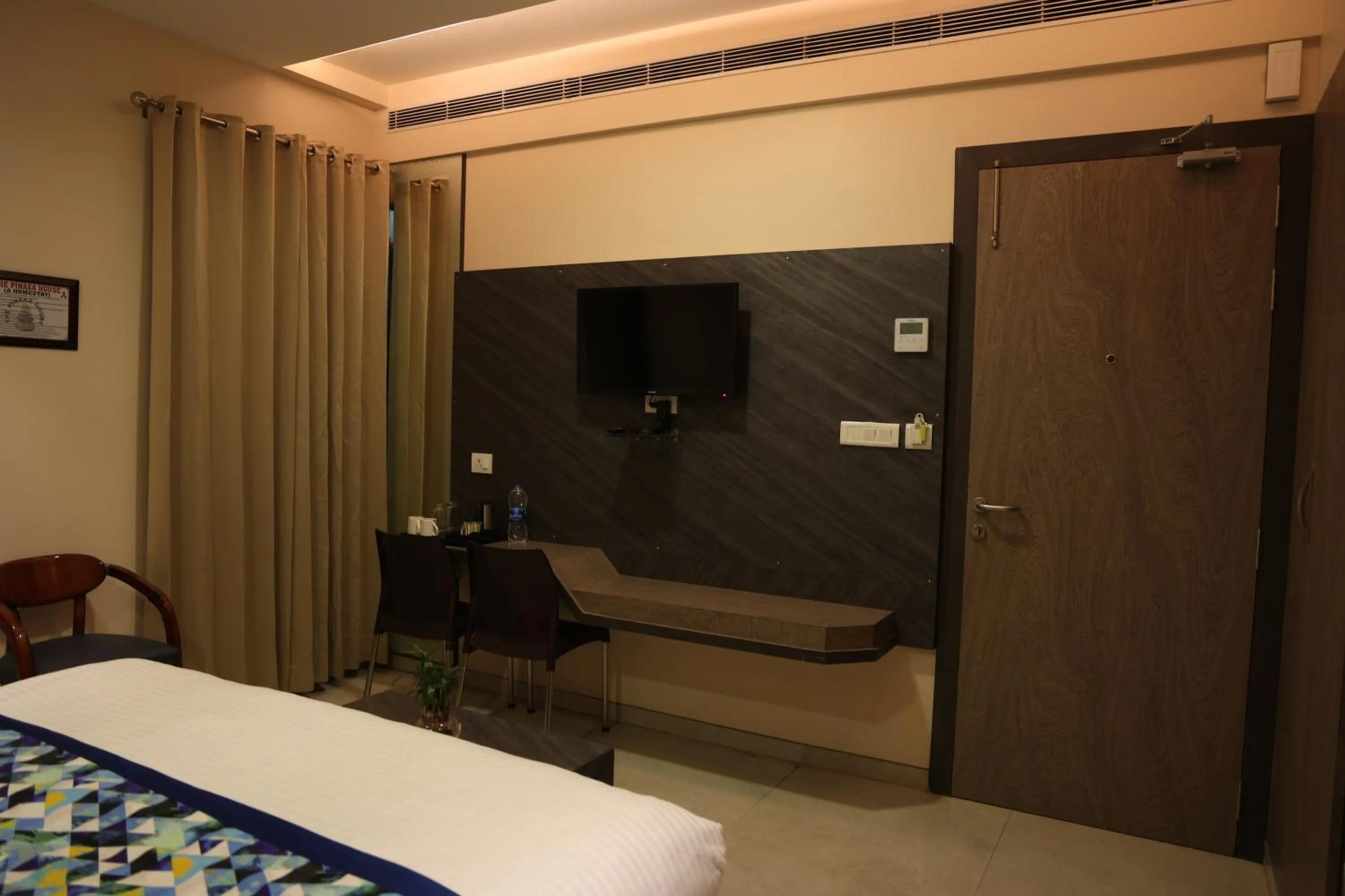 TV and multimedia, Bed in Hotel Pinaka Inn