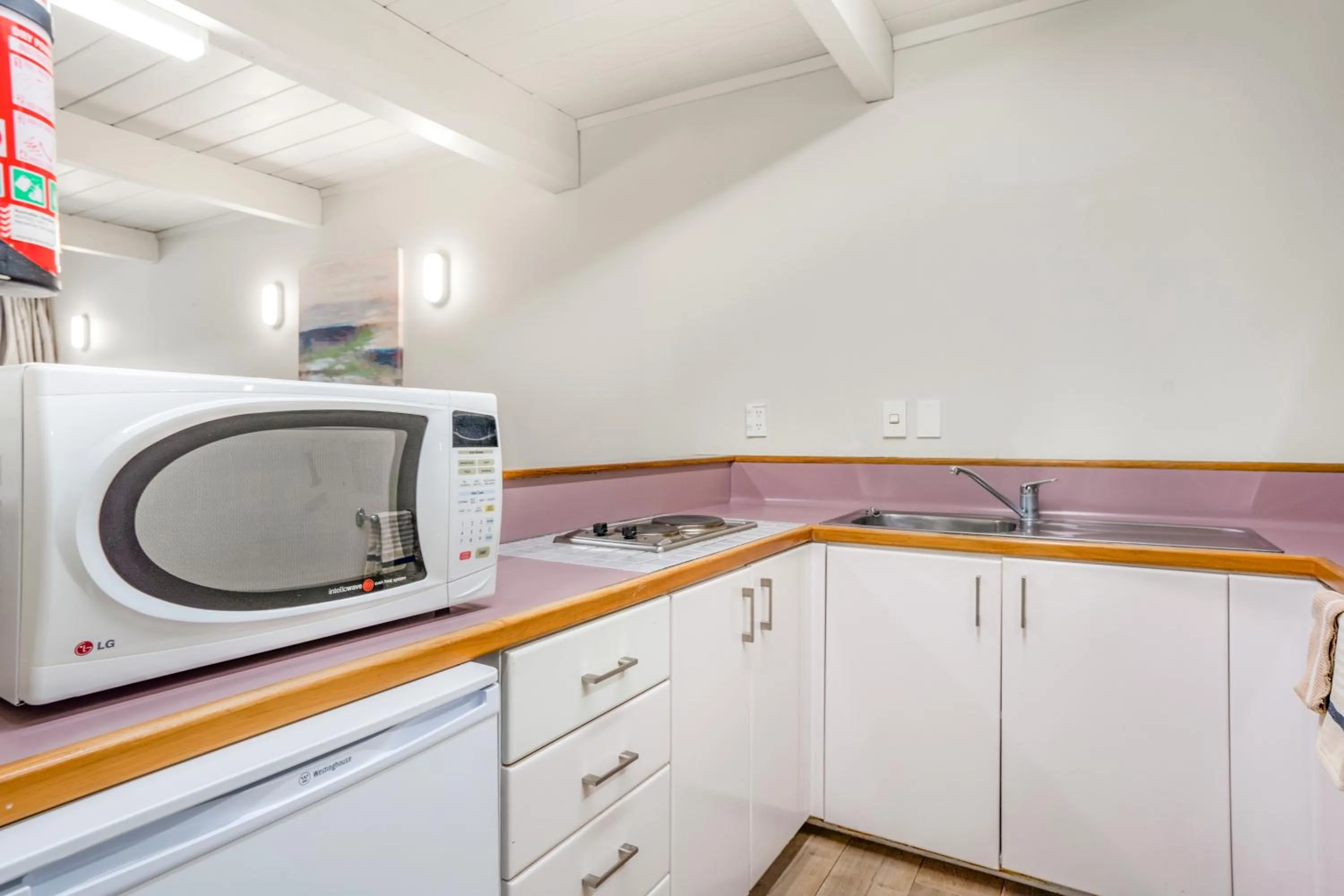 Kitchen or kitchenette in Capital Lodge Motor Inn