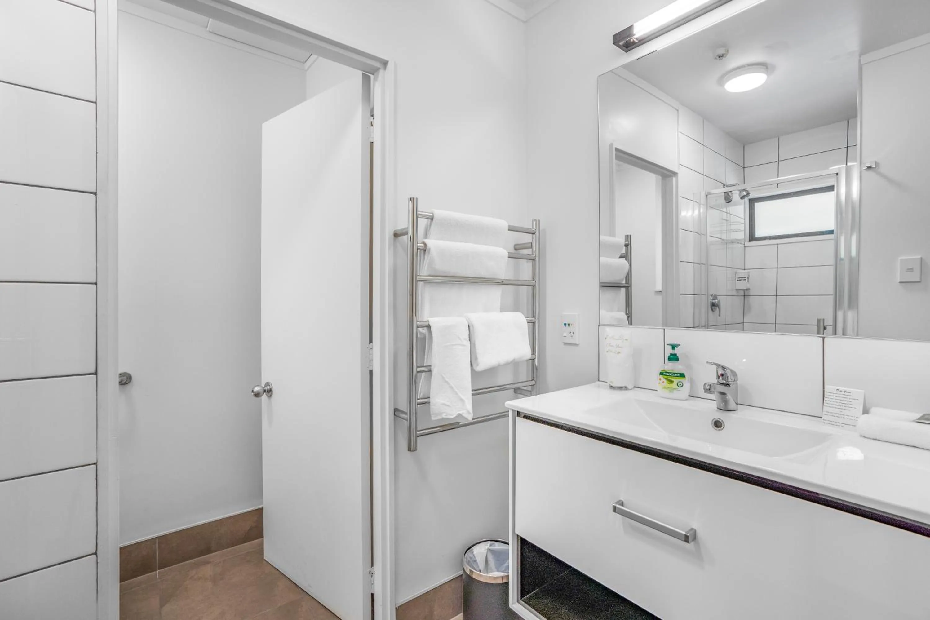 Shower in Capital Lodge Motor Inn