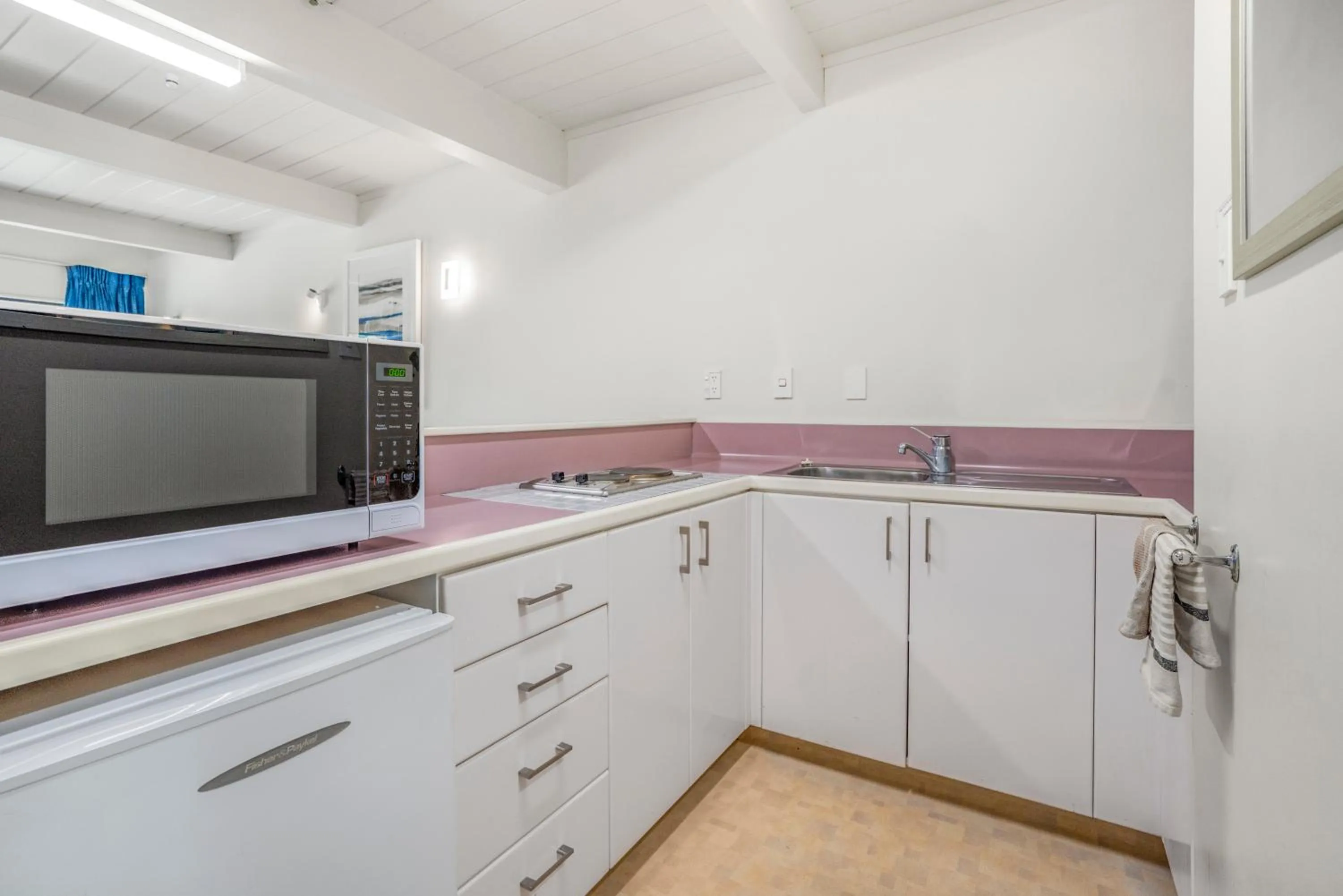 Kitchen or kitchenette in Capital Lodge Motor Inn