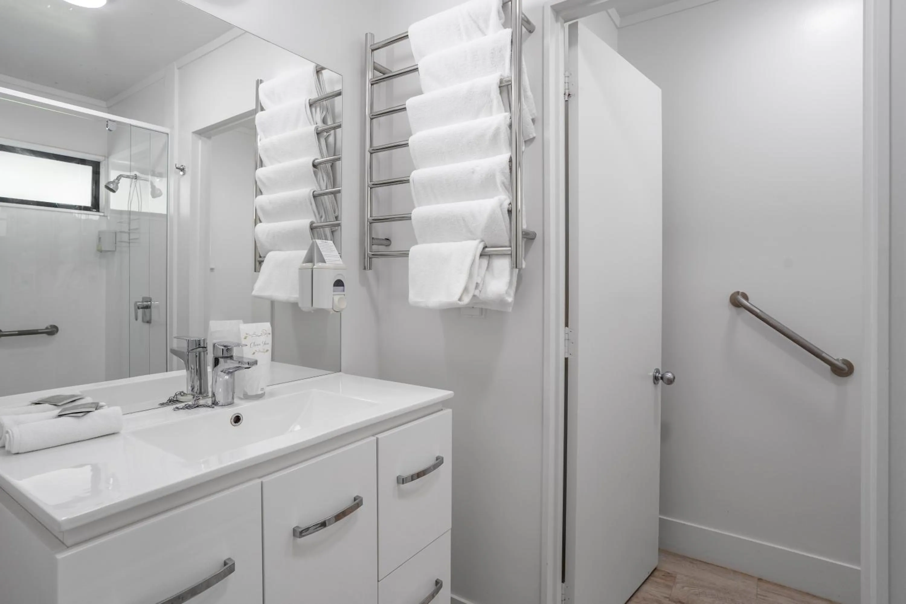 Shower in Capital Lodge Motor Inn