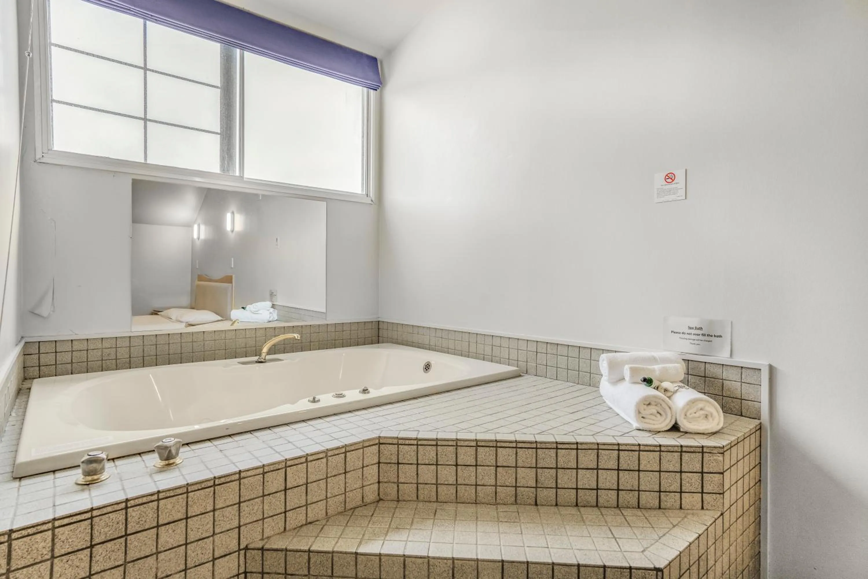 Bath in Capital Lodge Motor Inn