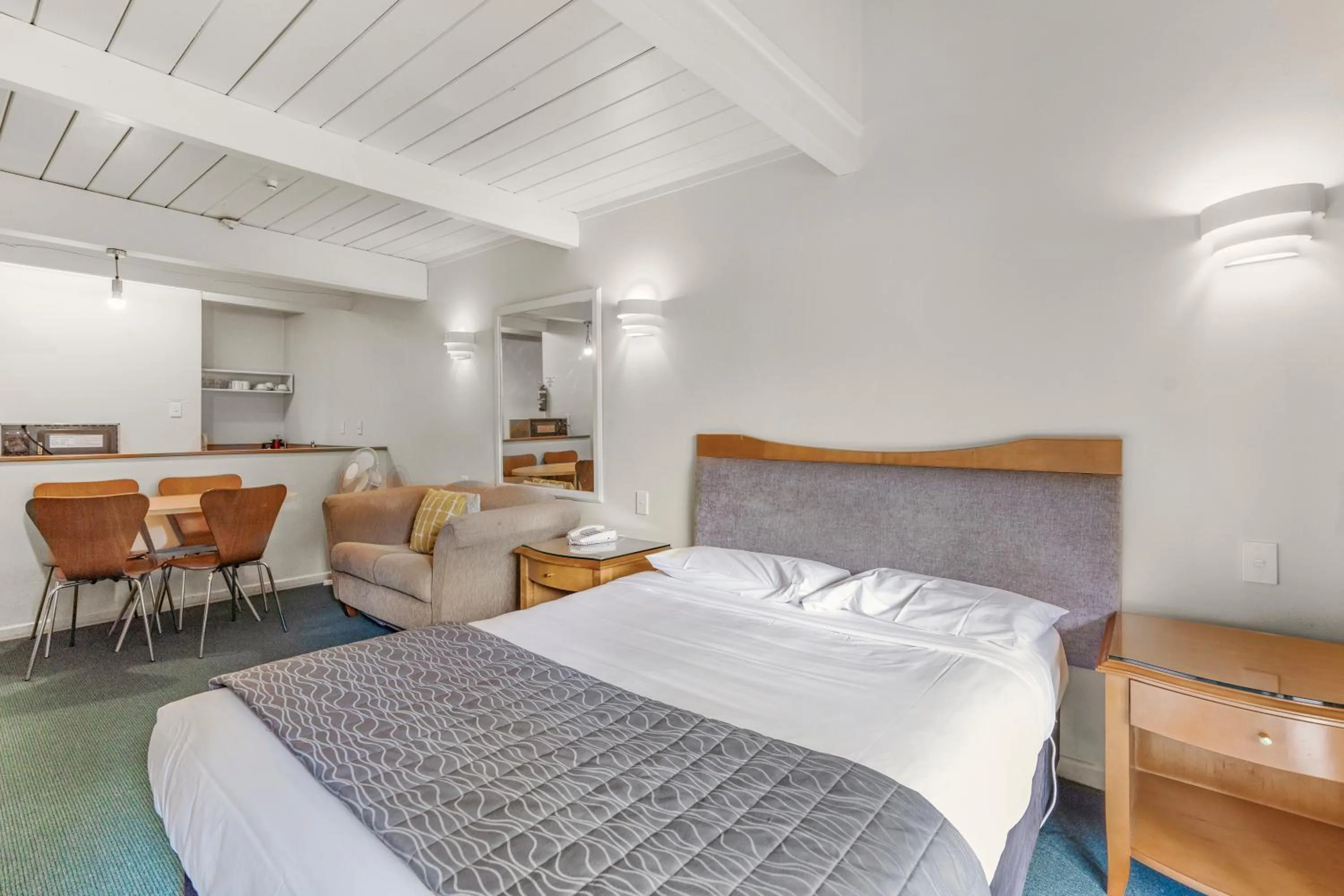 Bed in Capital Lodge Motor Inn