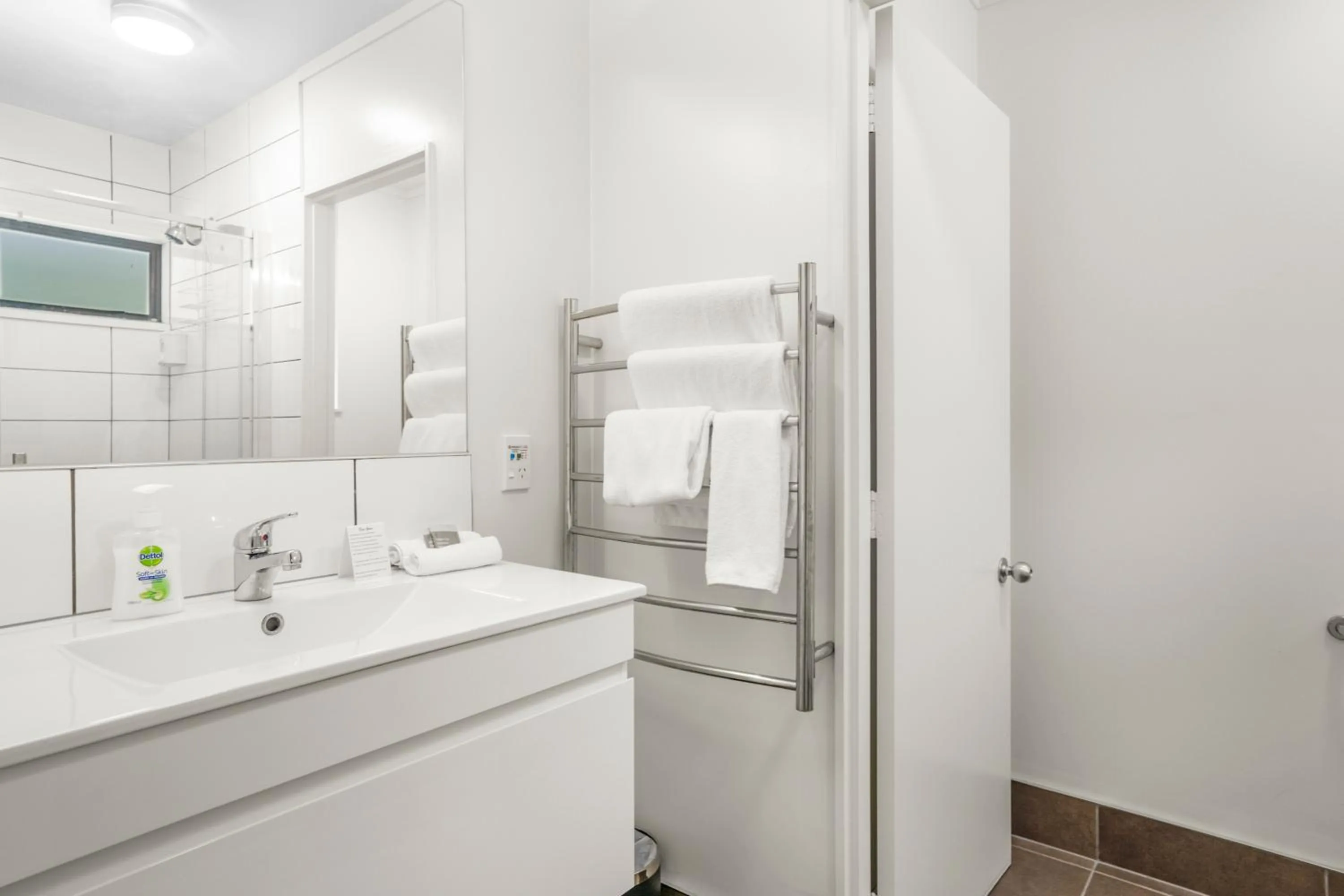 Shower in Capital Lodge Motor Inn