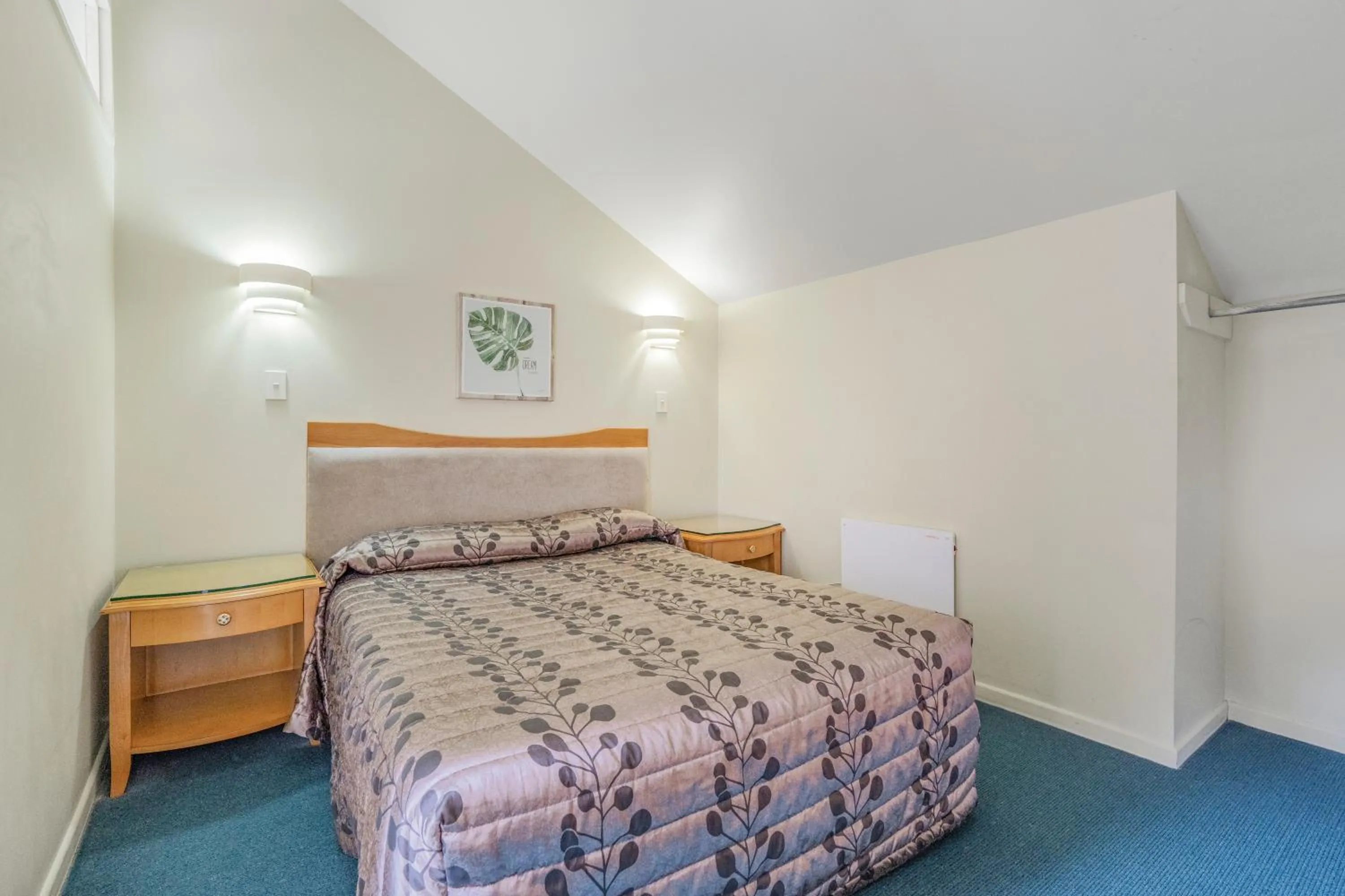 Bed in Capital Lodge Motor Inn