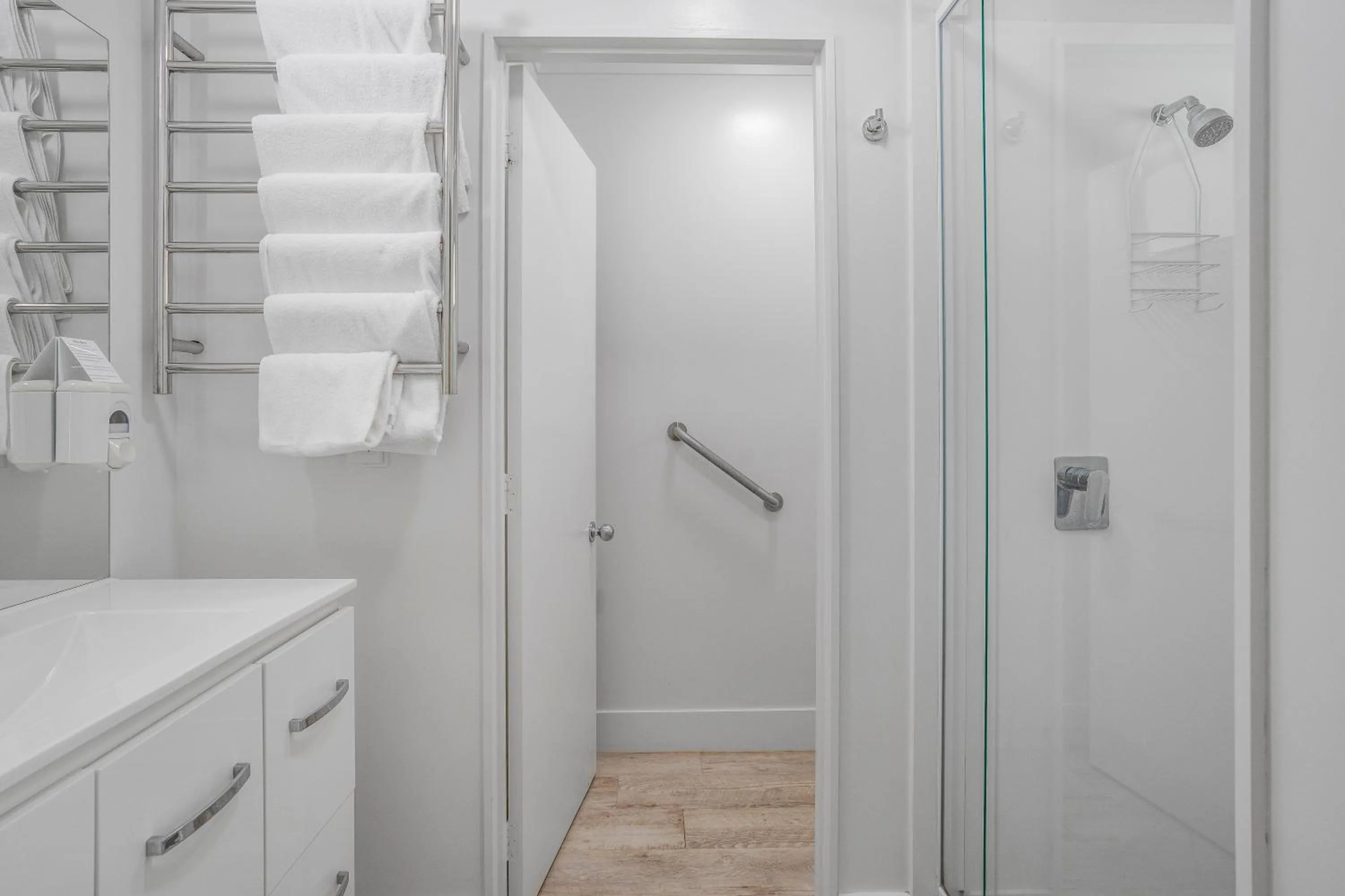 Shower in Capital Lodge Motor Inn