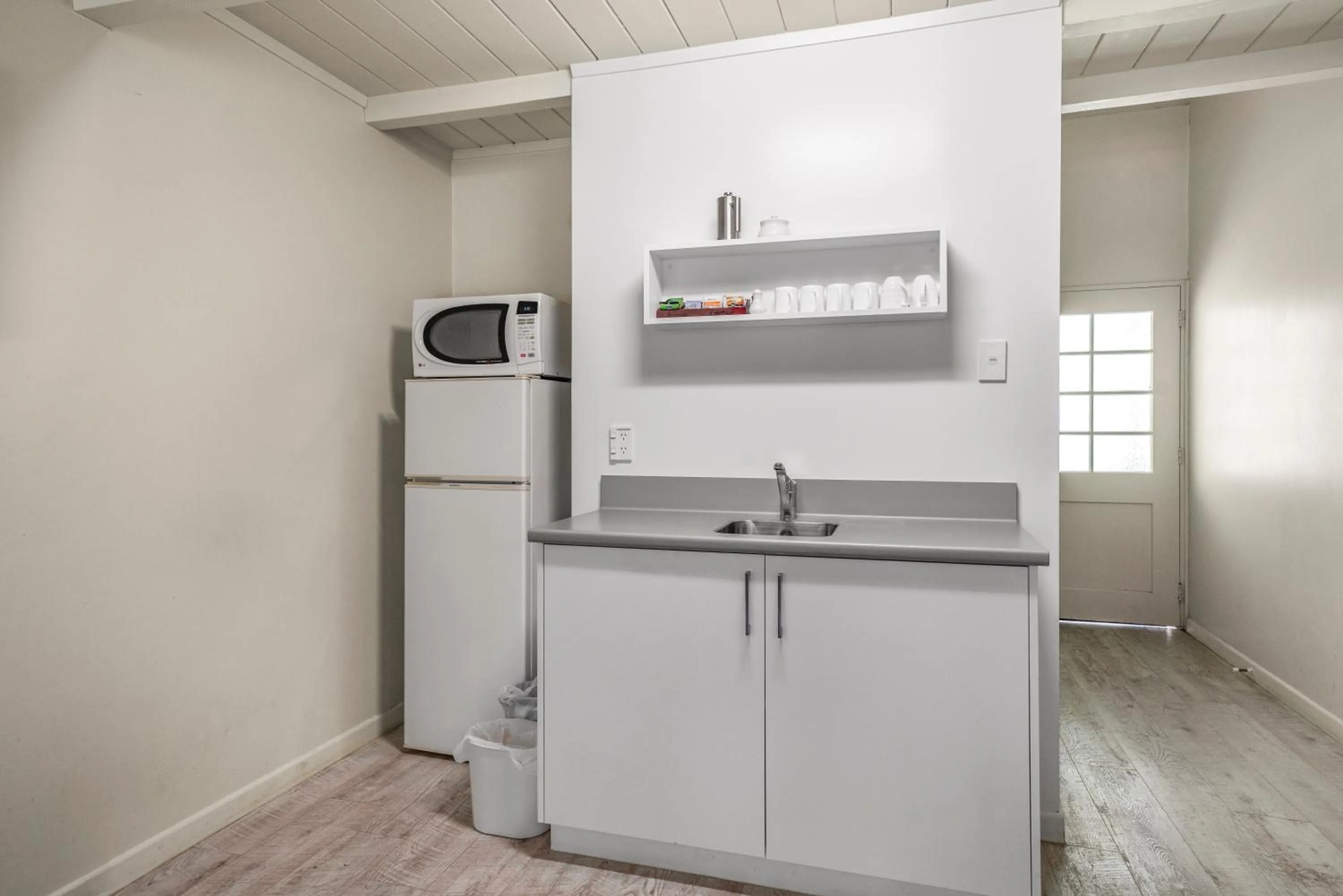 Kitchen or kitchenette in Capital Lodge Motor Inn