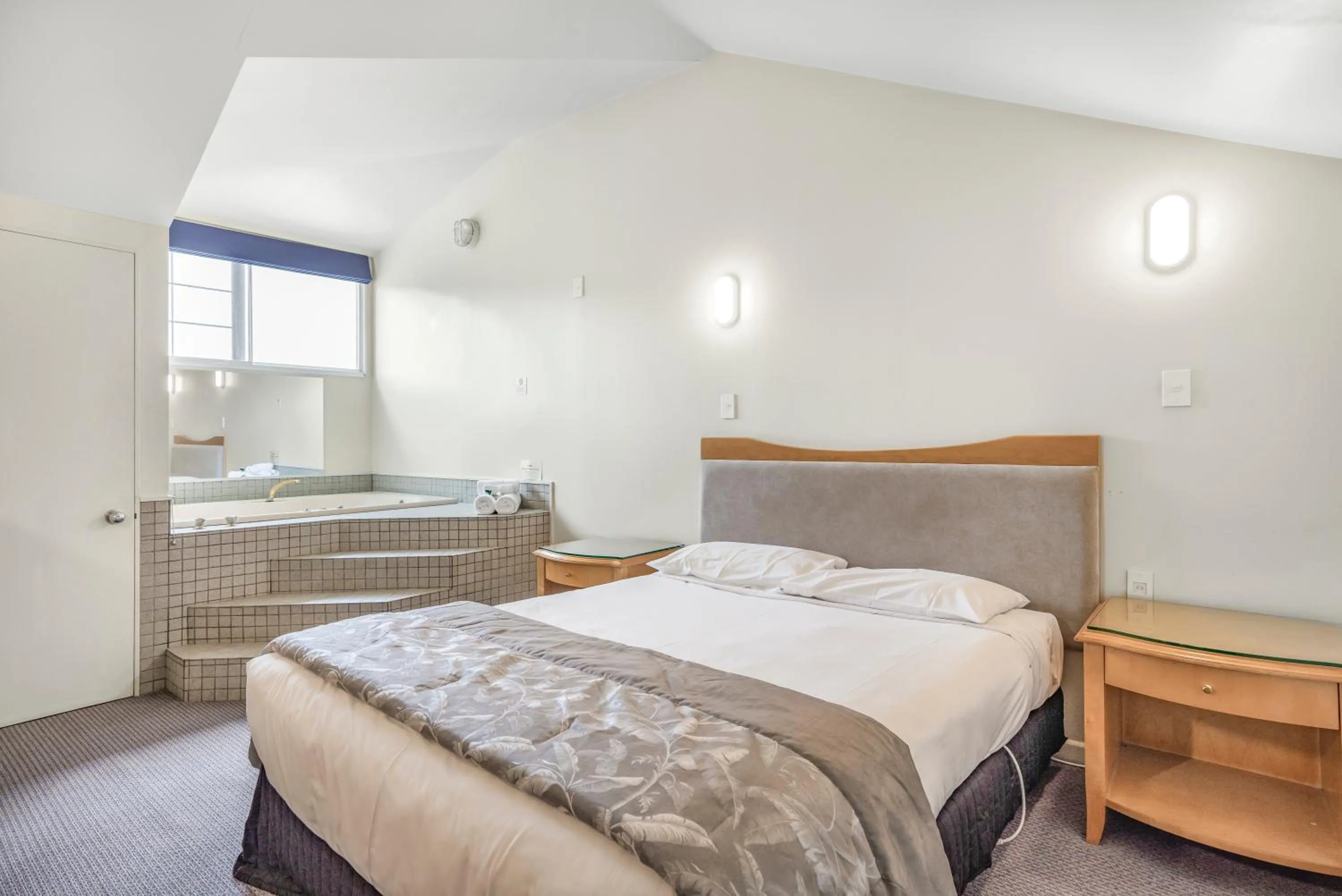 Bed in Capital Lodge Motor Inn