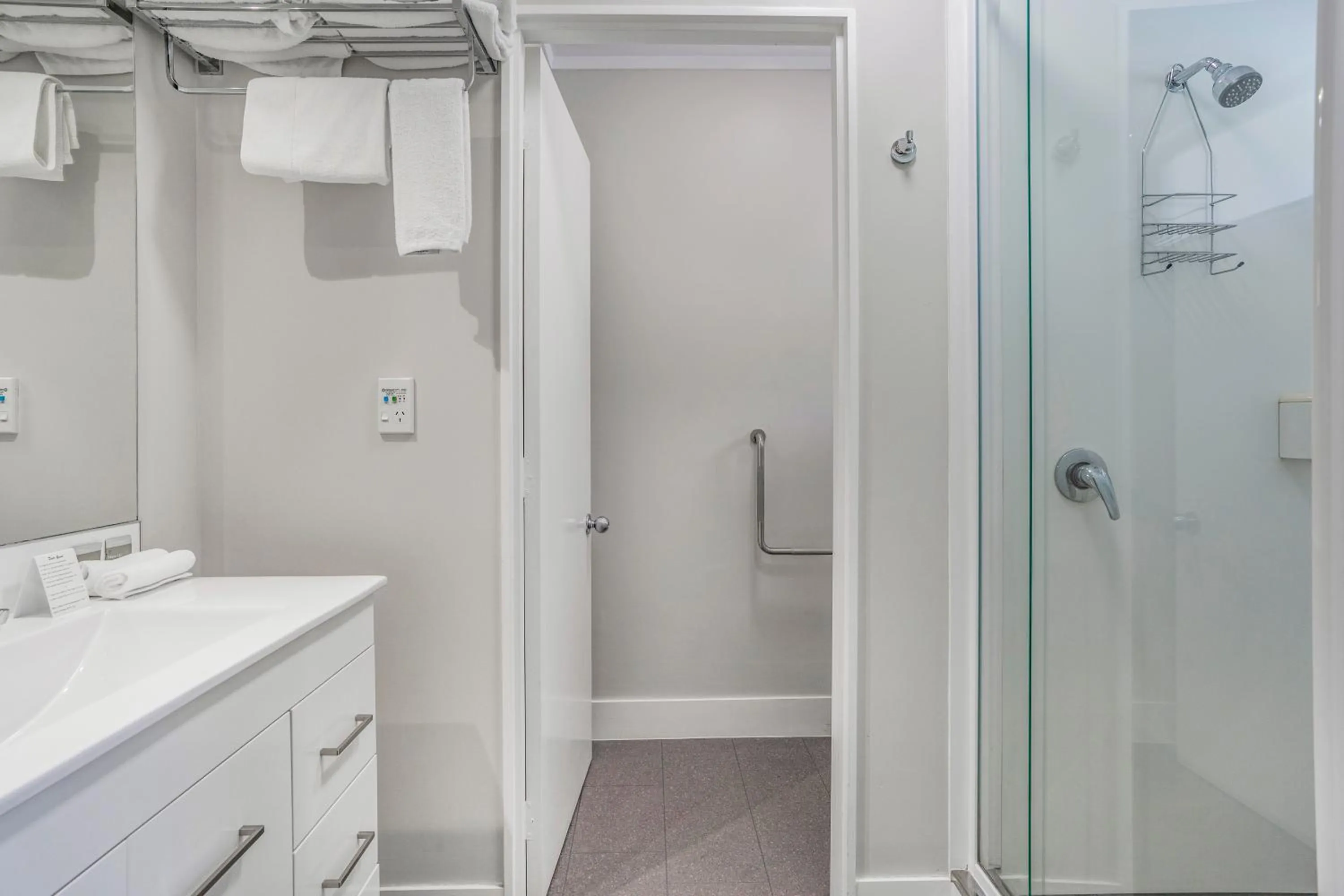 Shower in Capital Lodge Motor Inn