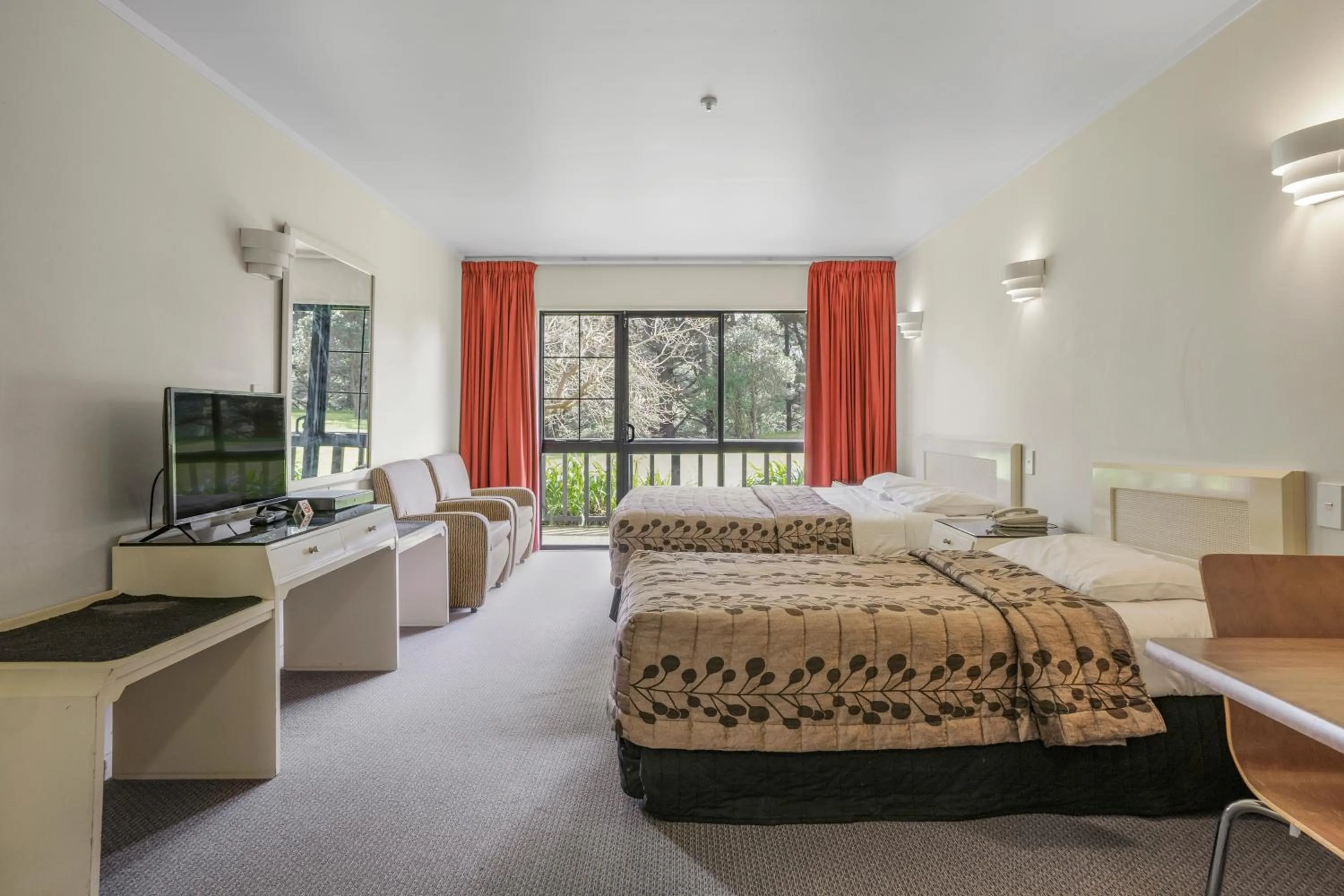 Living room, Bed in Capital Lodge Motor Inn