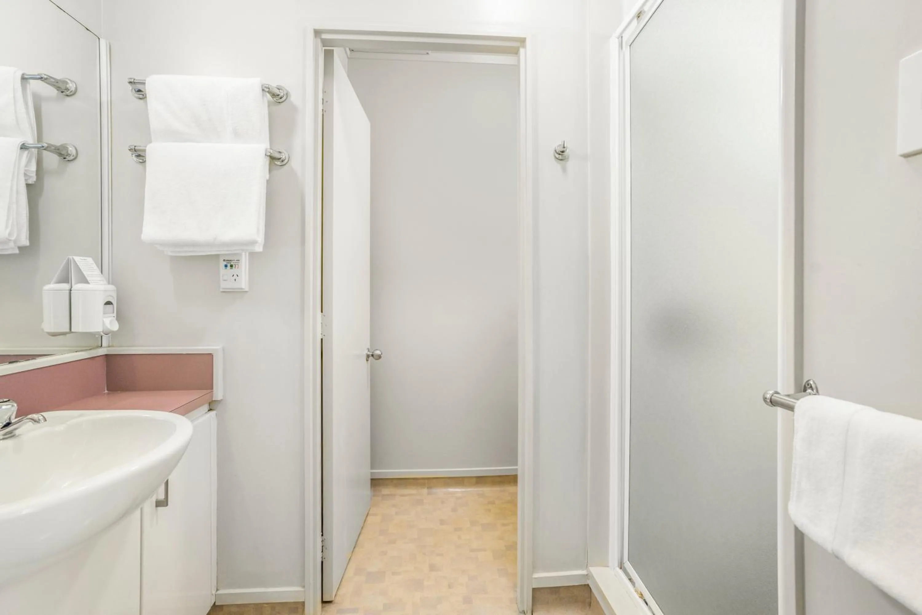 Shower in Capital Lodge Motor Inn