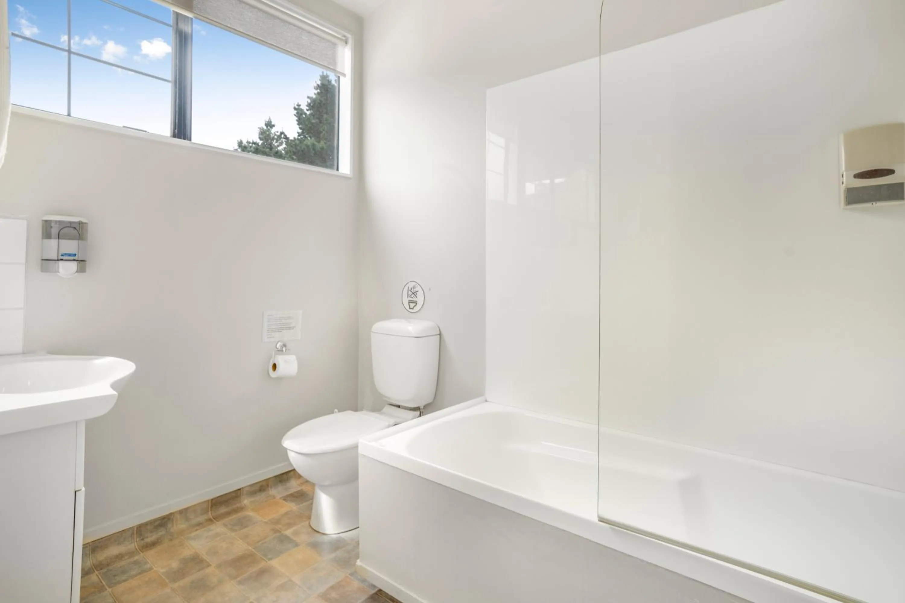 Shower in Capital Lodge Motor Inn