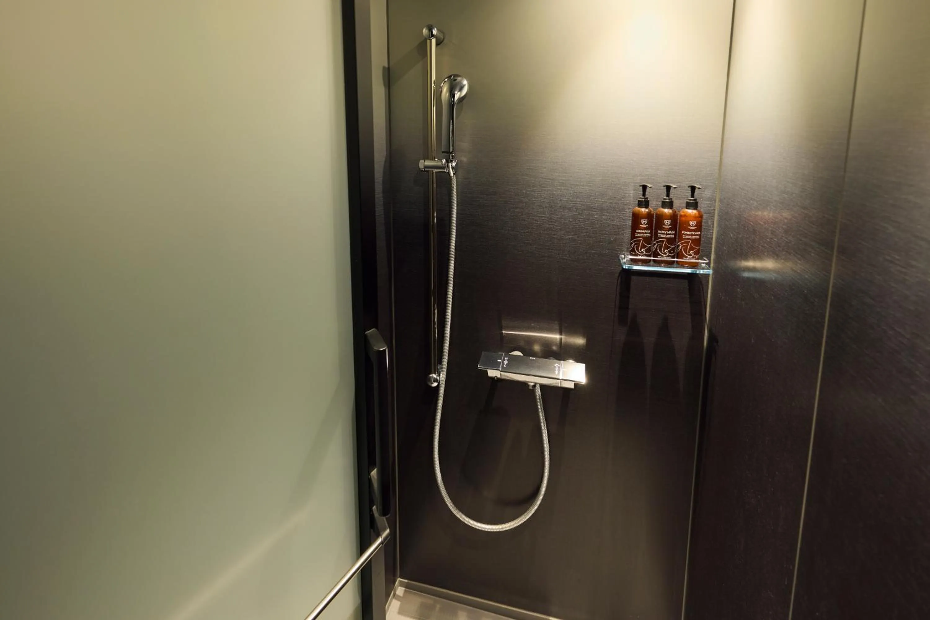 Shower in The Royal Park Canvas Fukuoka Nakasu