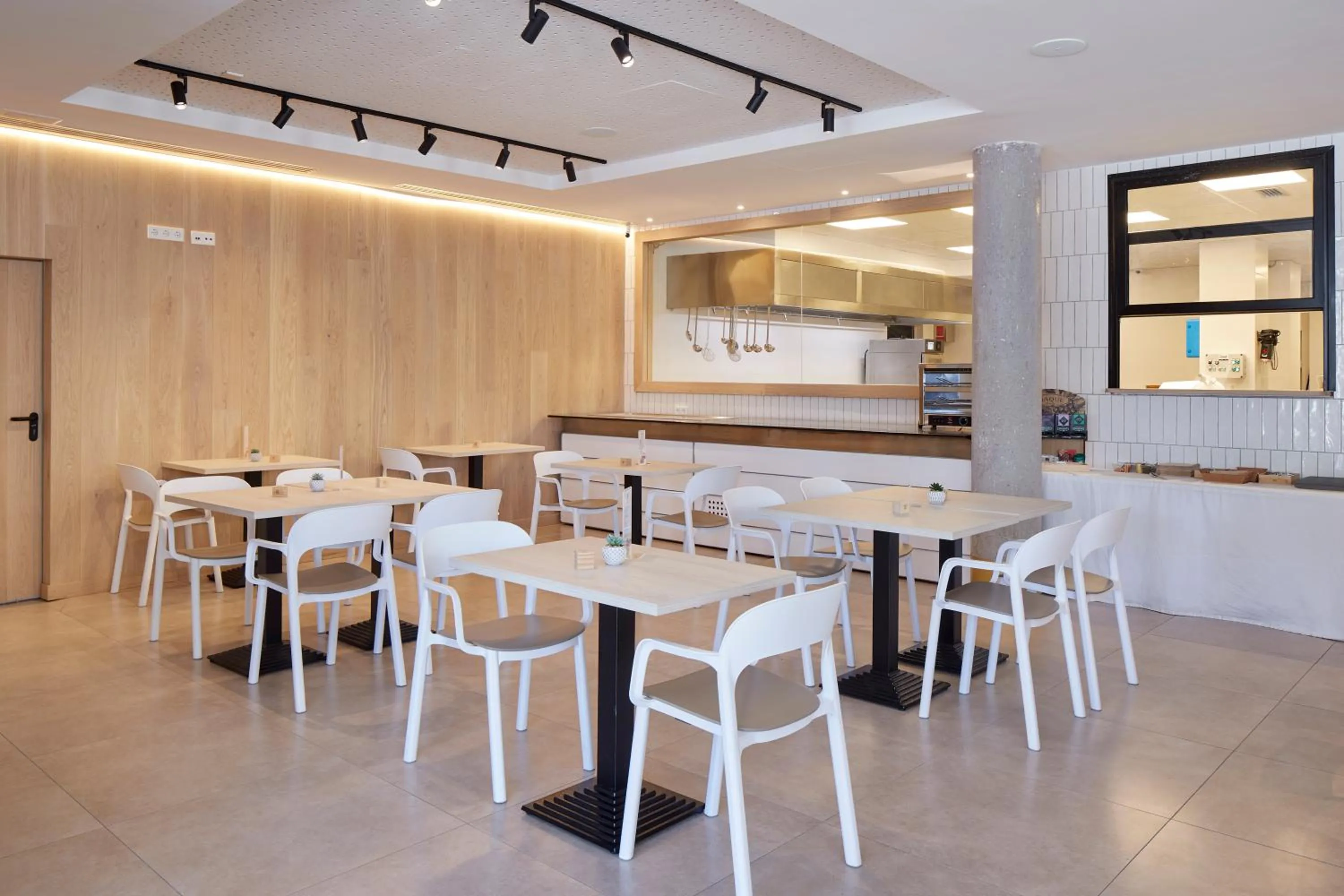 Restaurant/places to eat in Iraipe Logroño Hotel