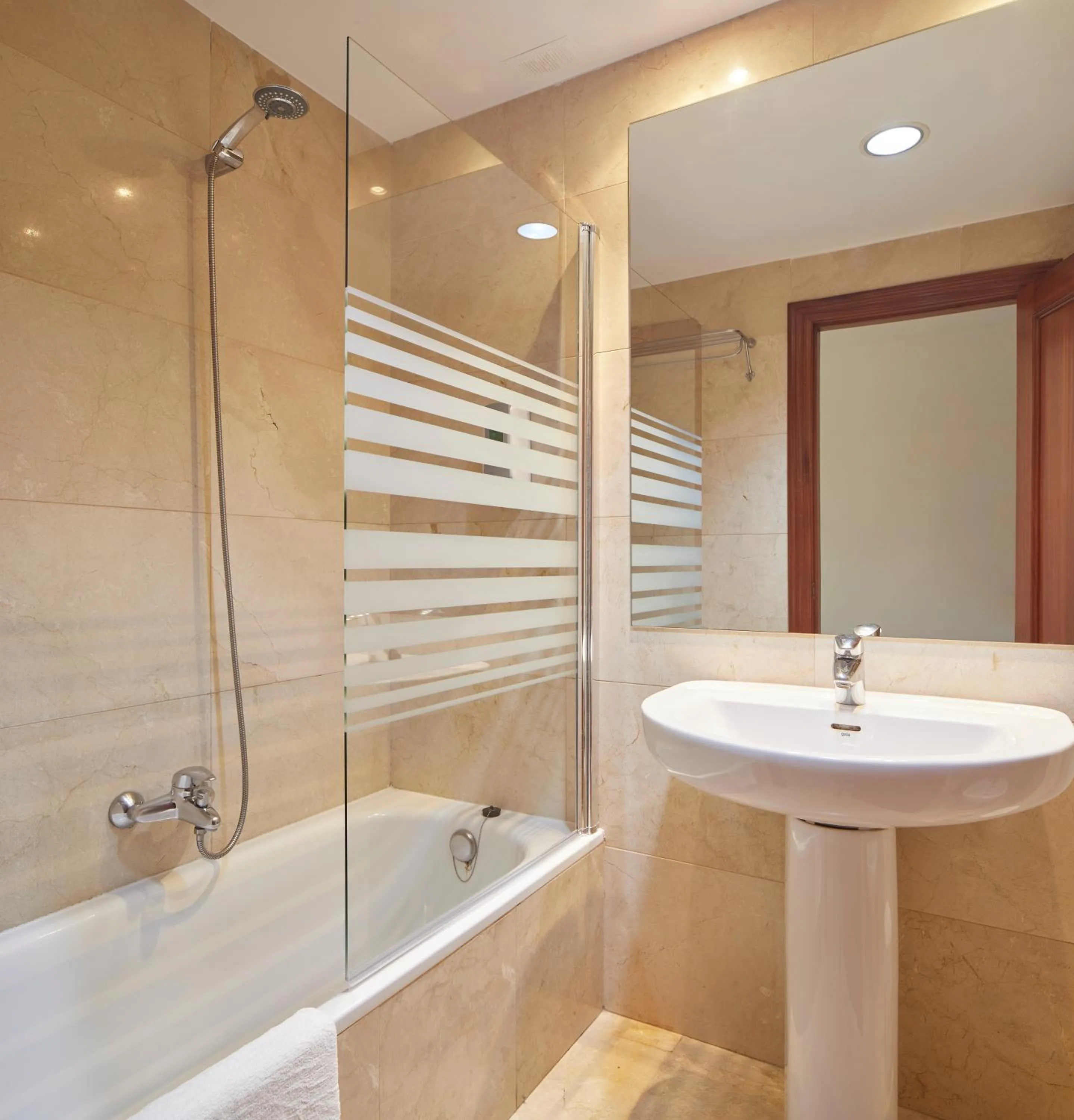 Bathroom in Iraipe Logroño Hotel