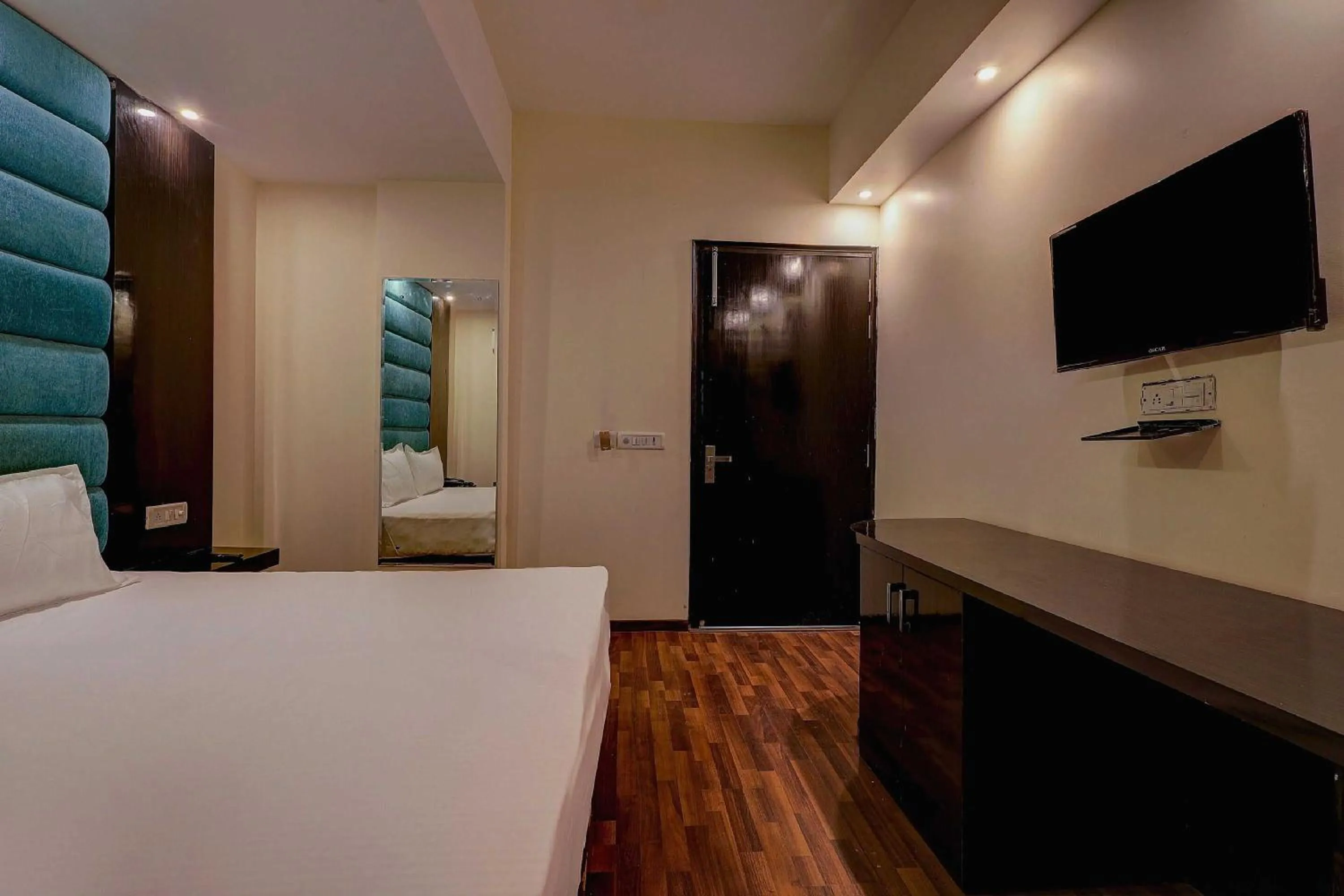 Facade/entrance, Bed in Hotel O Golden King