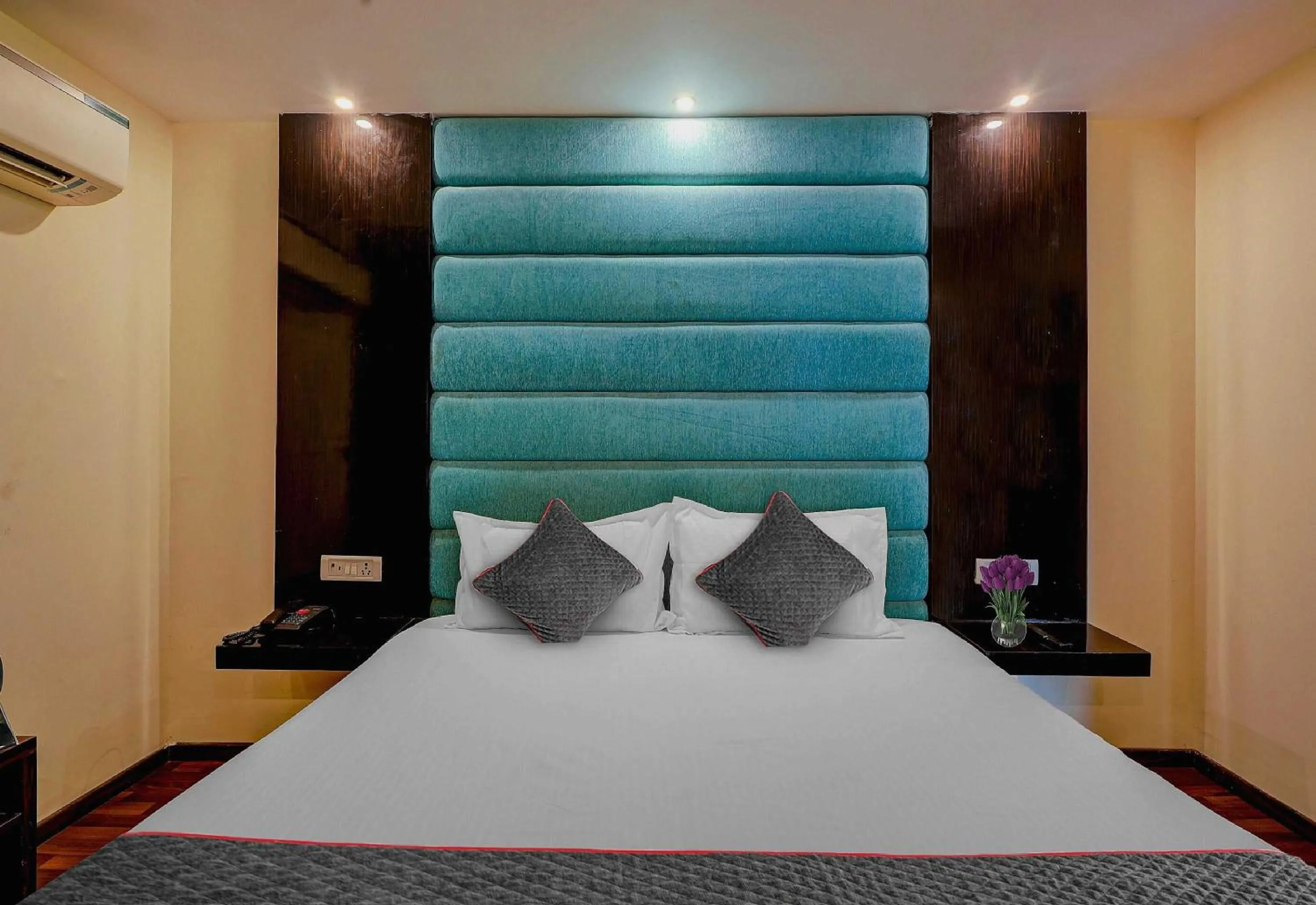 Lobby or reception, Bed in Hotel O Golden King