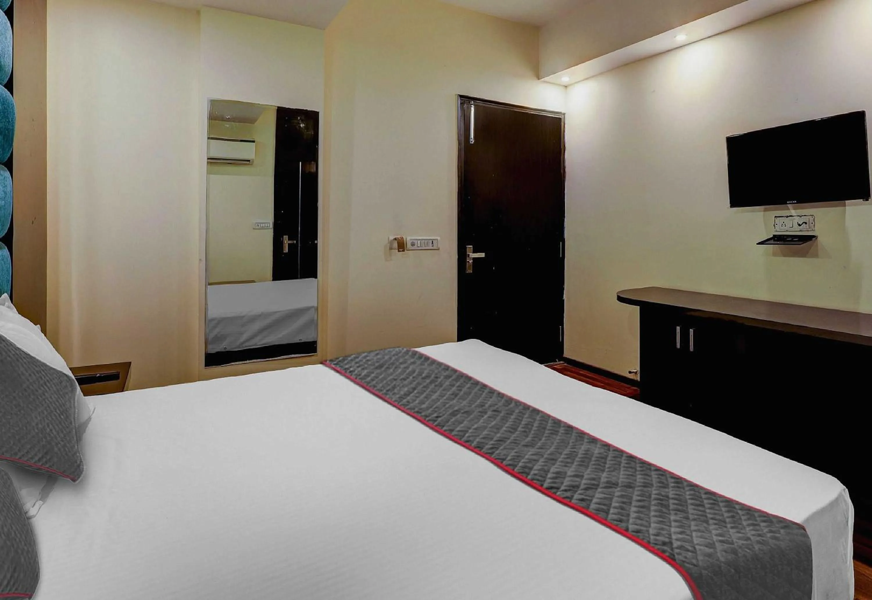 Bedroom, Bed in Hotel O Golden King