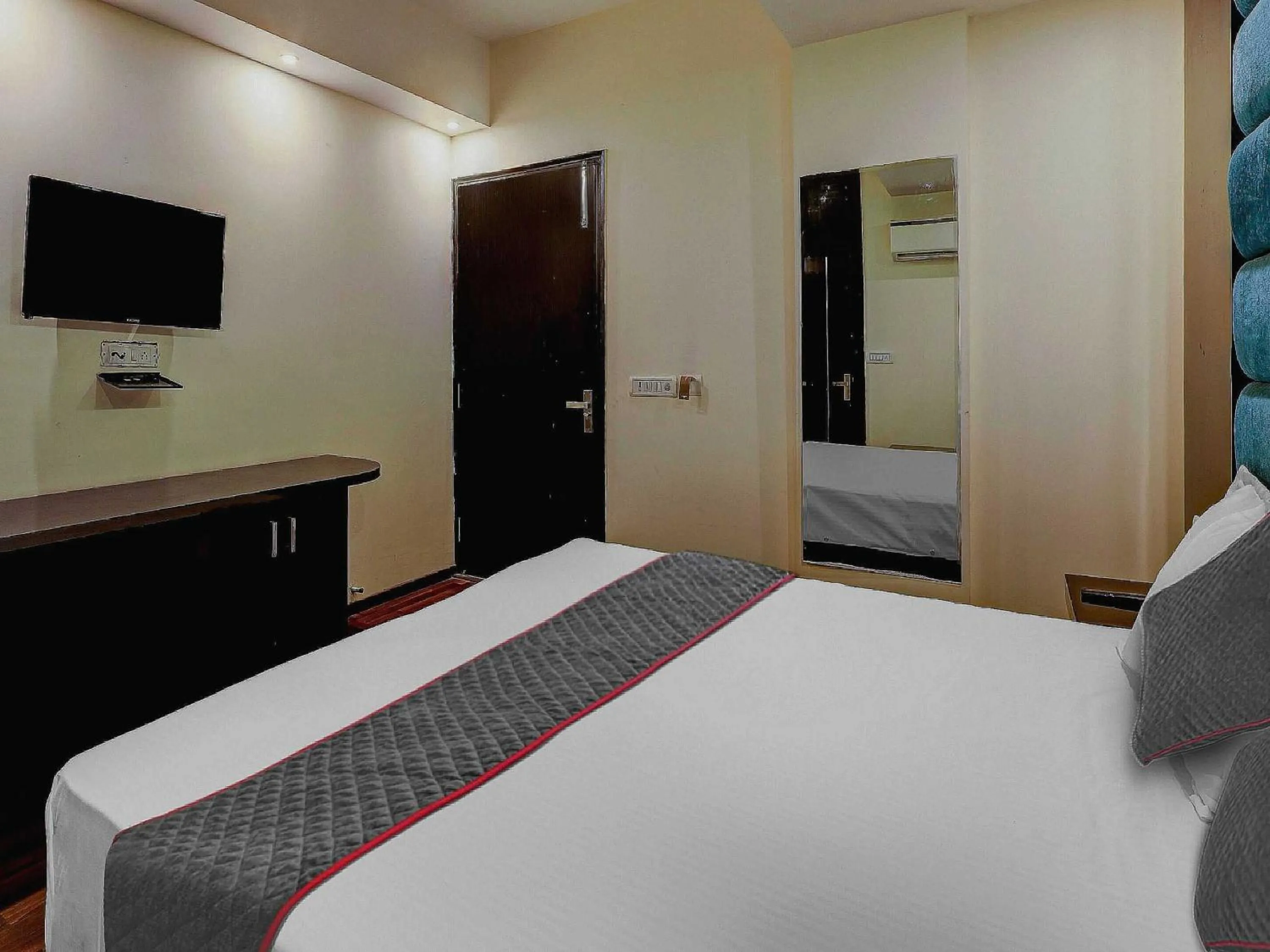 Bedroom, Bed in Hotel O Golden King