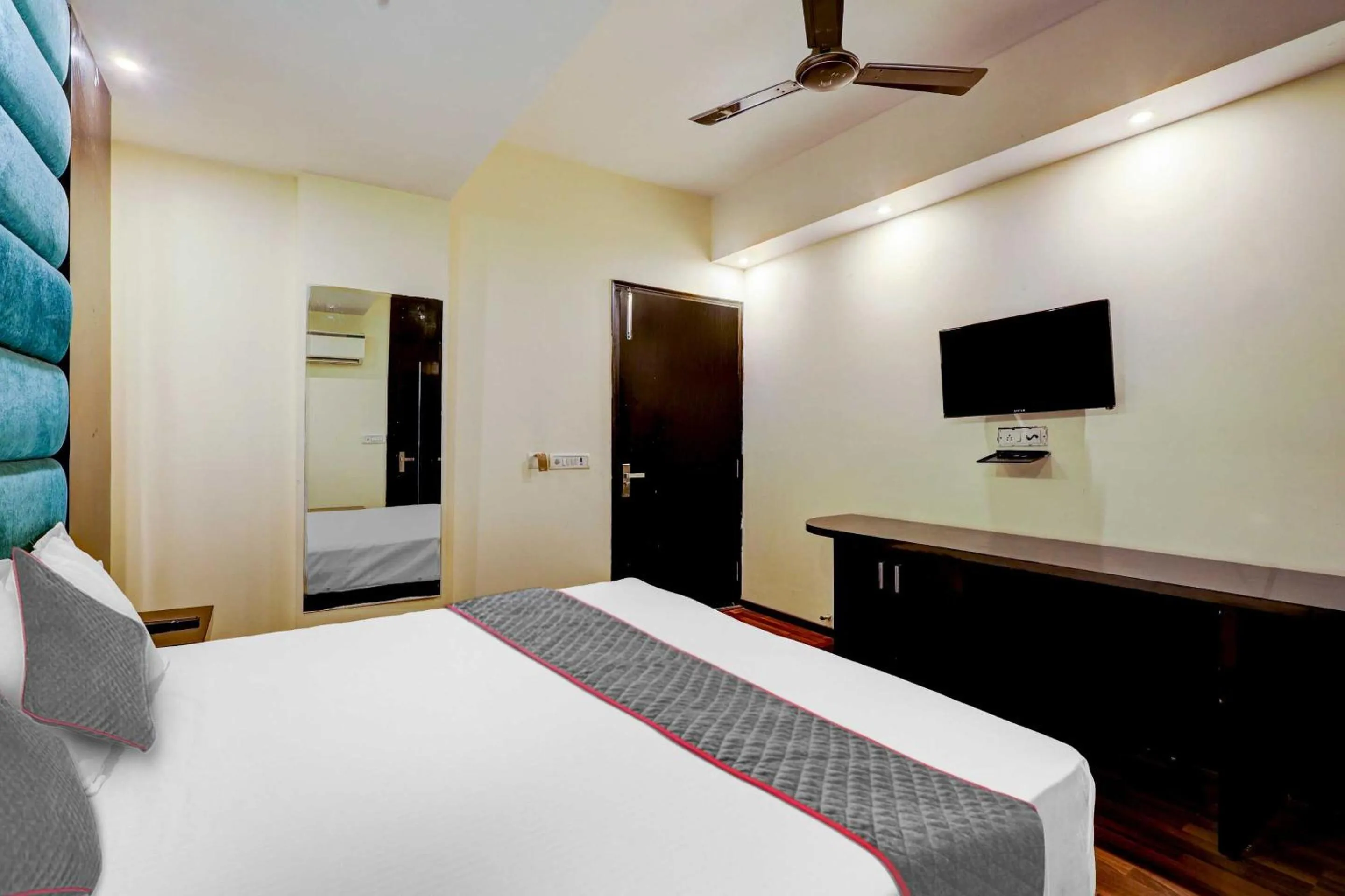 Bedroom, Bed in Hotel O Golden King