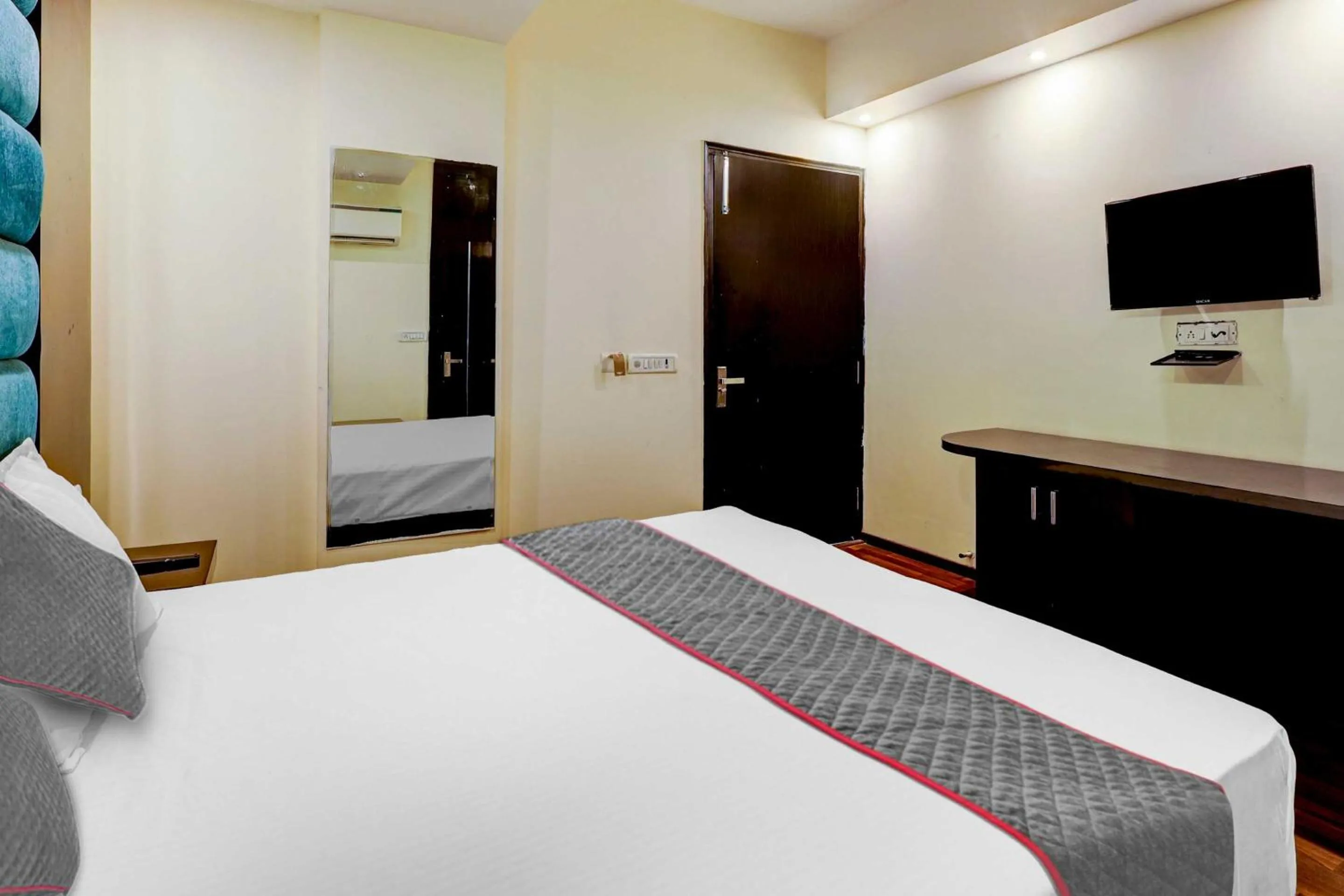 Bedroom, Bed in Hotel O Golden King