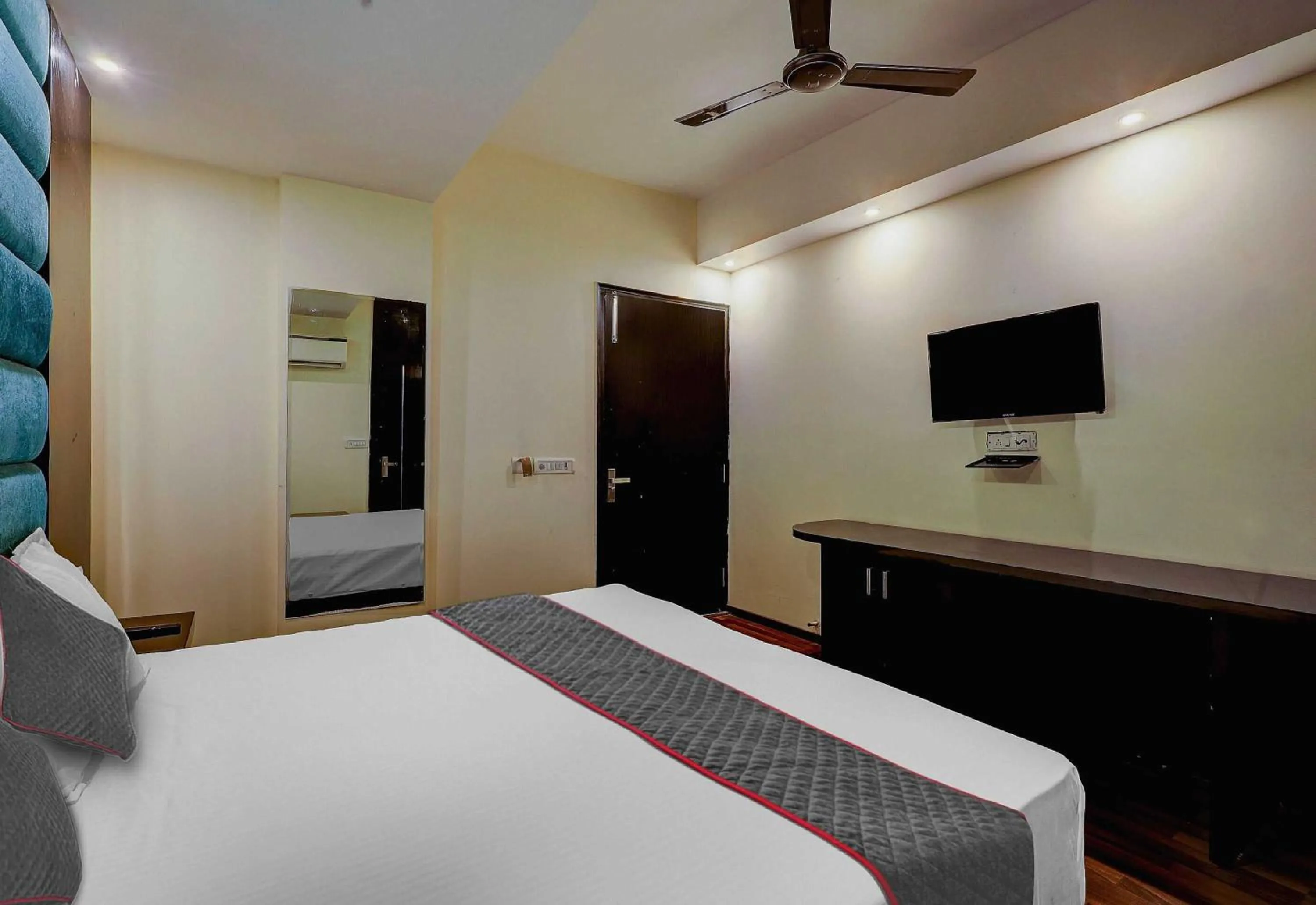 Bedroom, Bed in Hotel O Golden King